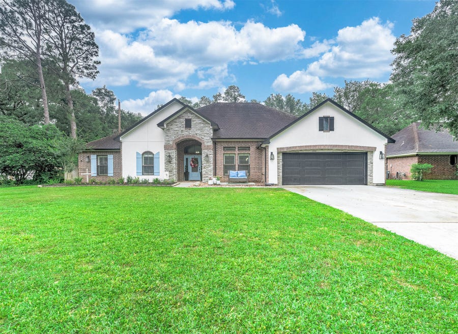 Property photo for 201 Hillcrest Drive, Alvin, TX
