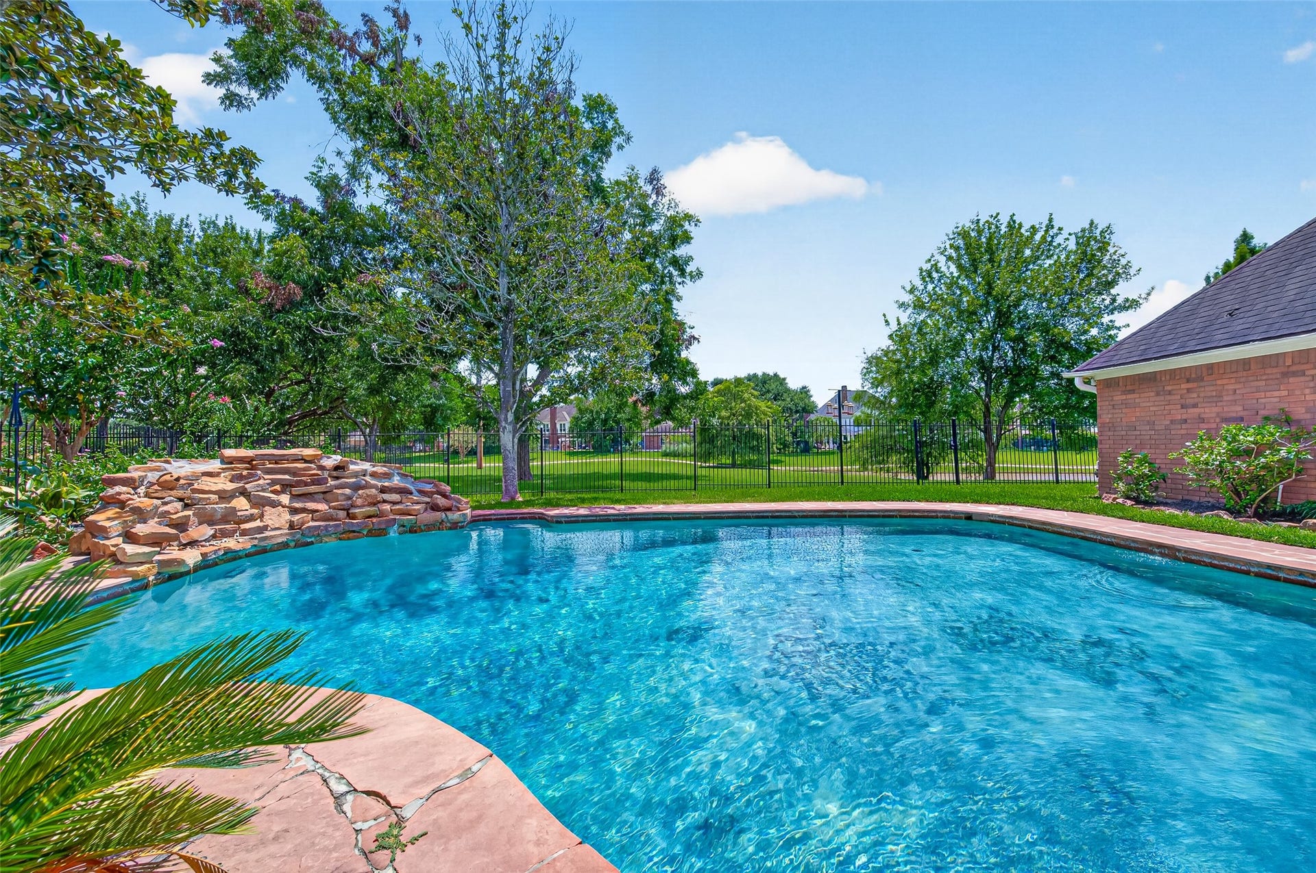 18 Tredington Street, Sugar Land, TX 77479 Refreshing Pool