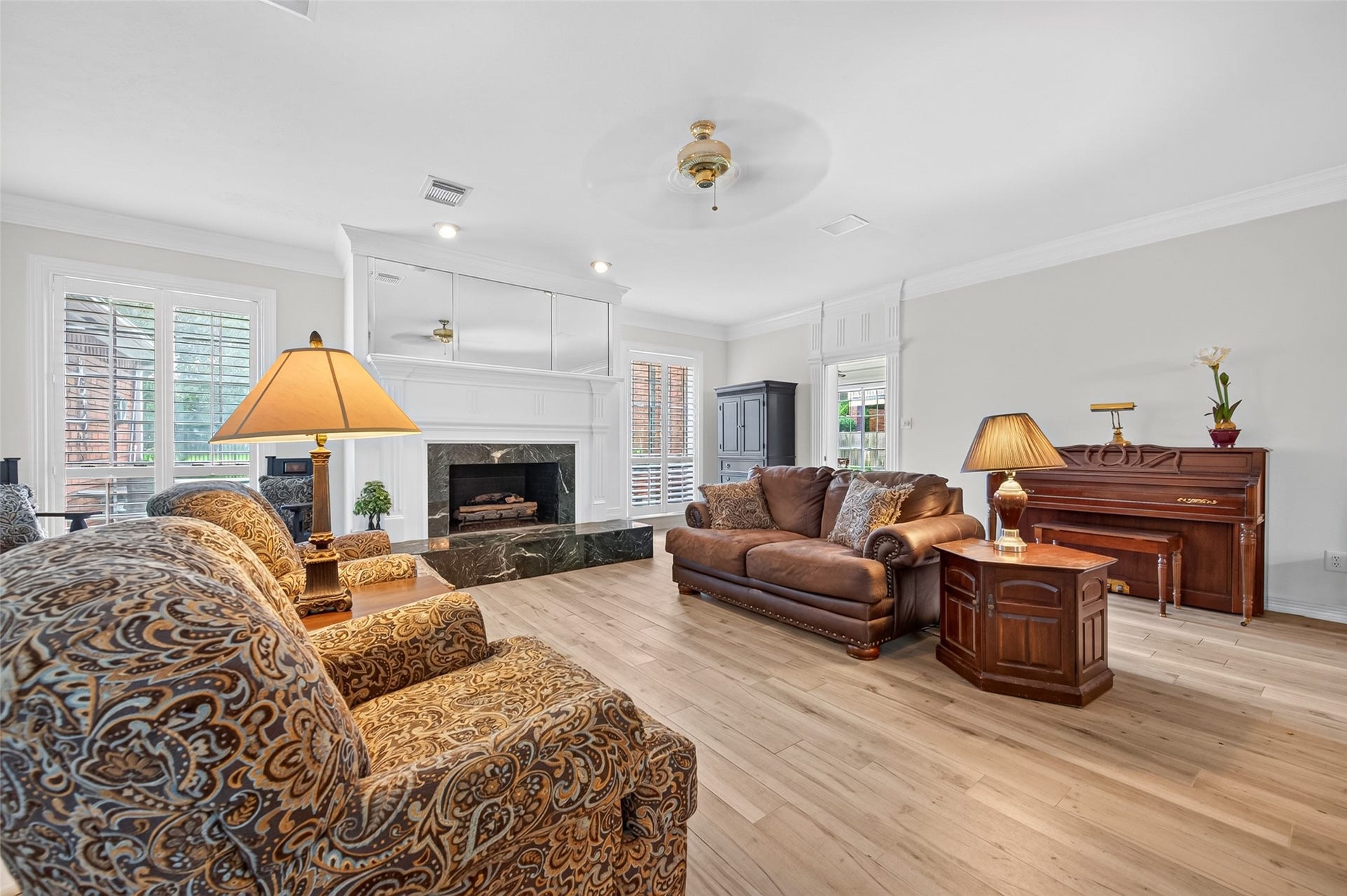 18 Tredington Street, Sugar Land, TX 77479 A warm and inviting atmosphere.