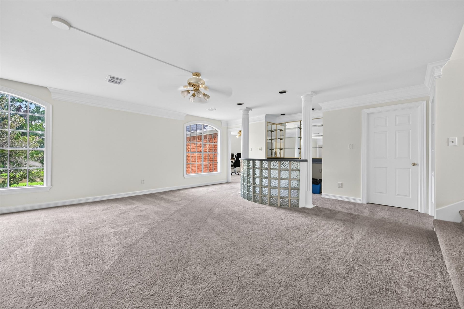 18 Tredington Street, Sugar Land, TX 77479 Second lever space perfect for entertaining.