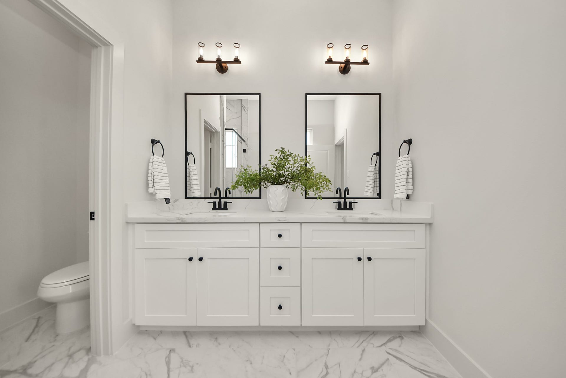 5222 & 5224 Edgewood Street, Houston, TX 77011 Primary bathroom on the second floor of 5224 Edgewood St