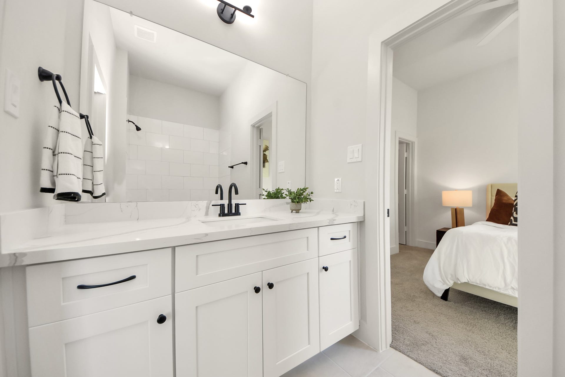 5222 & 5224 Edgewood Street, Houston, TX 77011 Second full bathroom on the second floor of 5224 Edgewood St