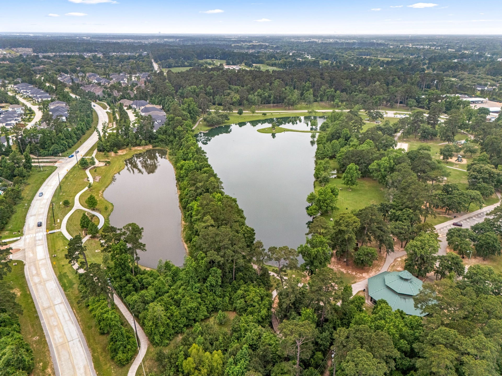 18 Gentle Branch Place, The Woodlands, TX 77375 Immerse yourself in nature with miles of scenic trails and tranquil ponds right at your doorstep. This prime Creekside Park location offers an unparalleled outdoor lifestyle, seamlessly blending the serenity of wooded greenbelts with the convenience of nearby modern amenities.