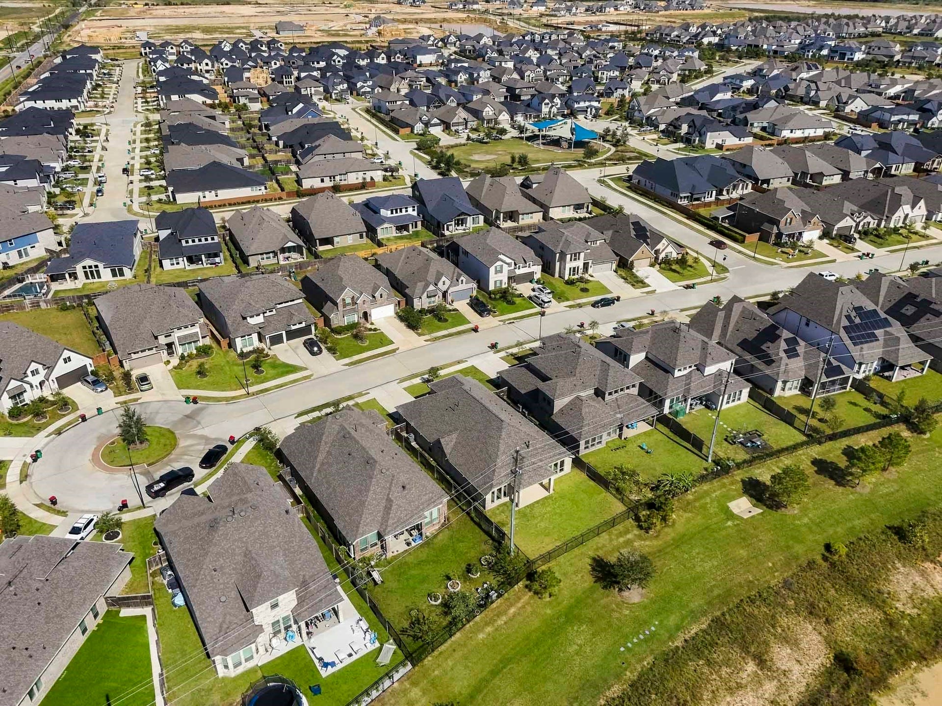 24919 Hibiscus Garden Way, Katy, TX 77493 This aerial overview highlights the master-planned neighborhood's open setting and organized streetscapes. The property enjoys generous spacing, an adjacent greenbelt, and a peaceful suburban environment.