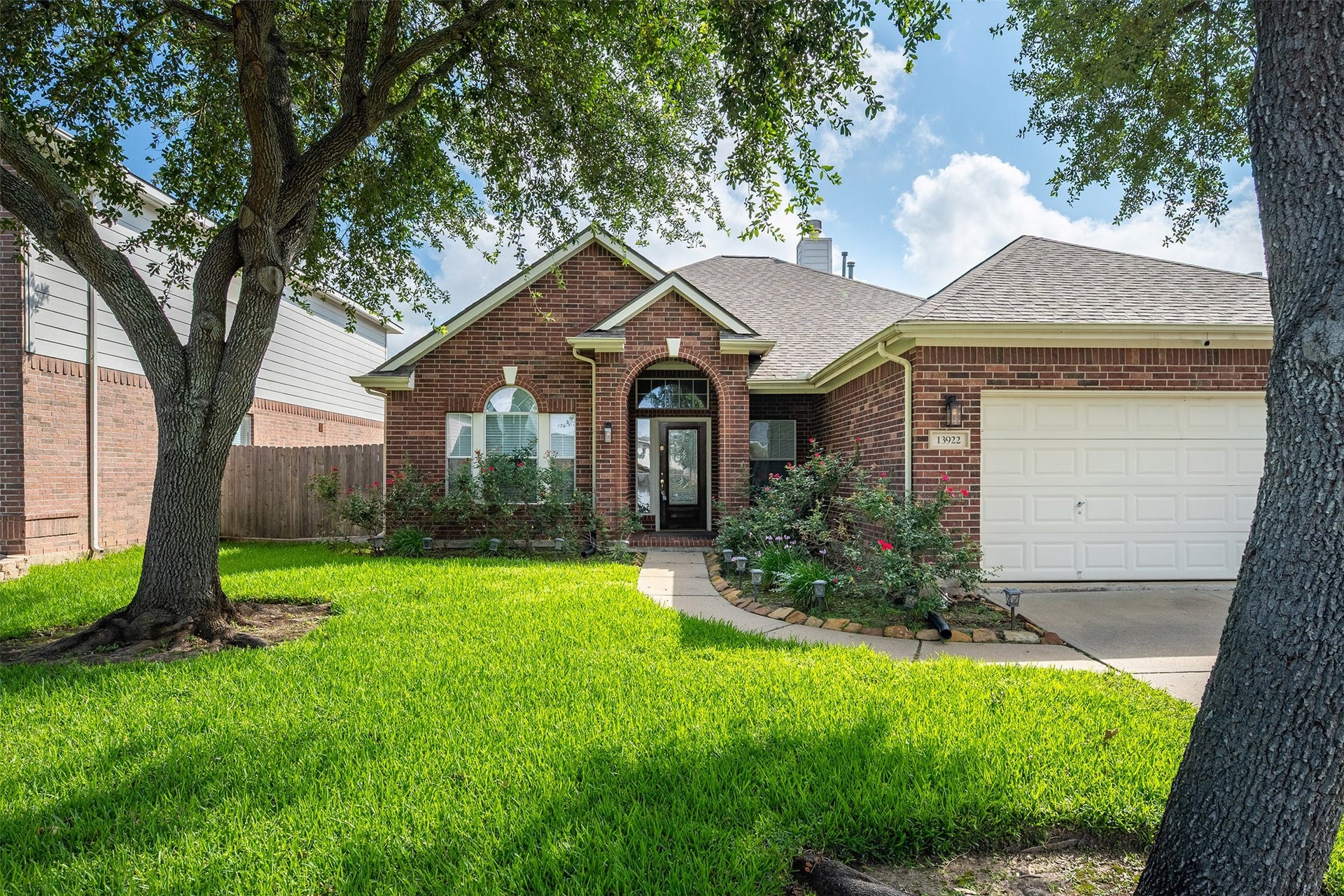 13922 Abbey Lane, Sugar Land, TX 77498 Welcome to 13622 Abbey Lane, situated in the quiet Laurel Glen subdivision.
