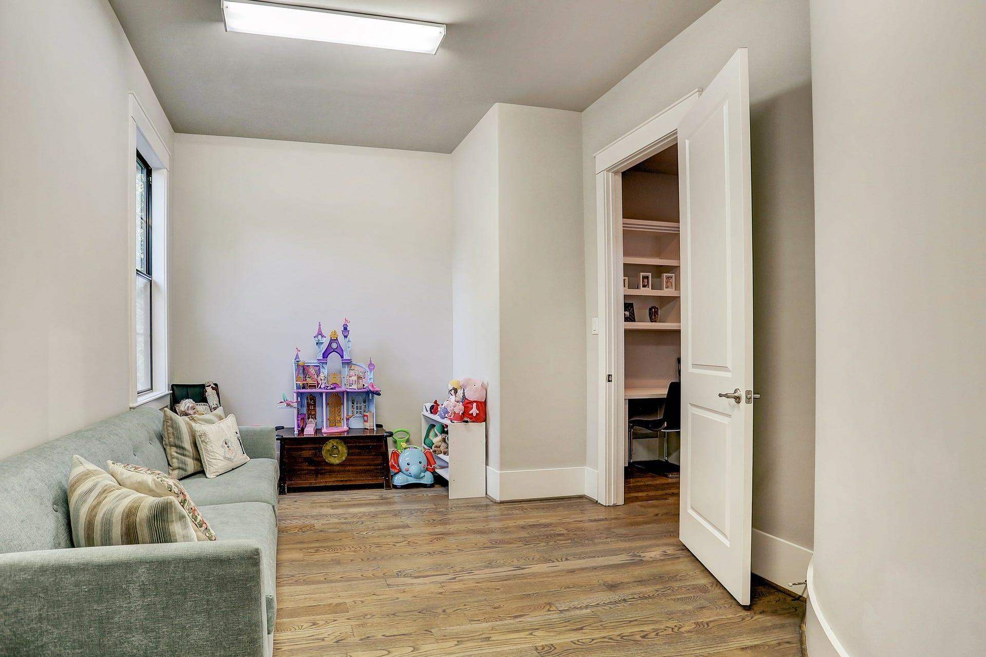 10x18 den / extra room has a walk in closet and can easily be used as a 5th bedroom.