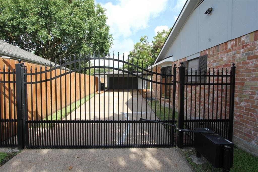 13550 Brook Hollow Drive, Sugar Land, TX 77498
