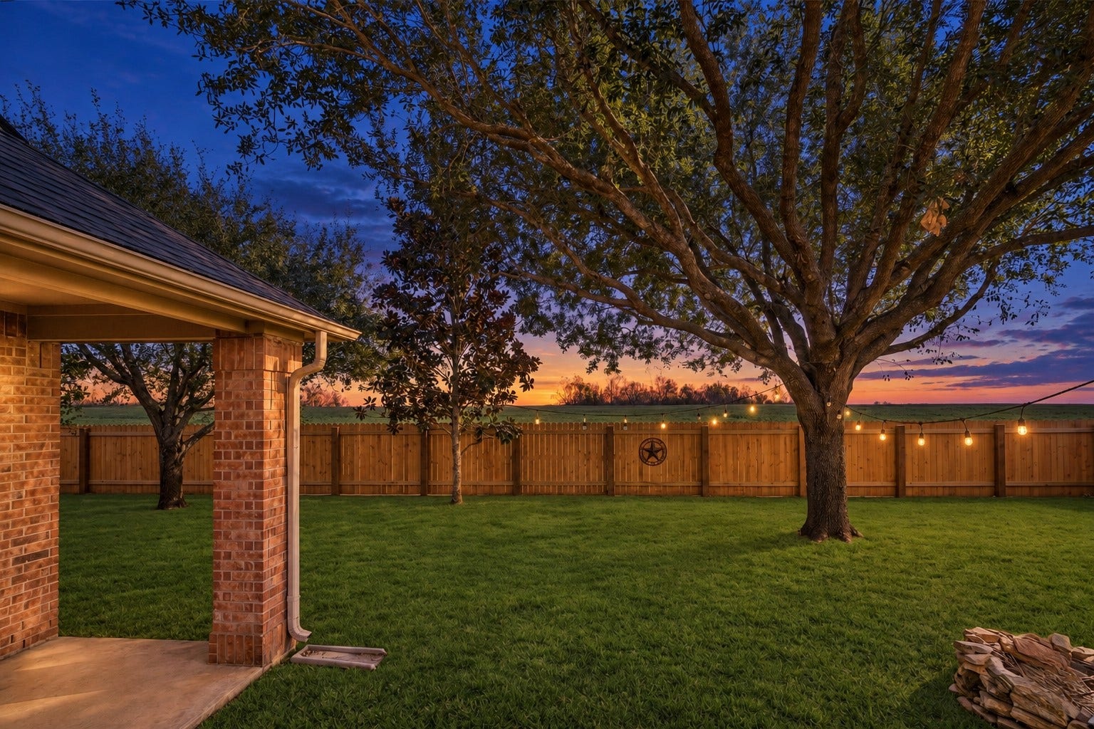 2202 SUMMER WIND DRIVE, Sugar Land, TX 77479 RELAXING OUTDOOR SPACE WITH COVERED PATIO AND EXPANSIVE YARD OVERLOOKING OPEN GREENSPACE. IDEAL FOR ENTERTAINING OR QUIET EVENINGS OUTDOORS.