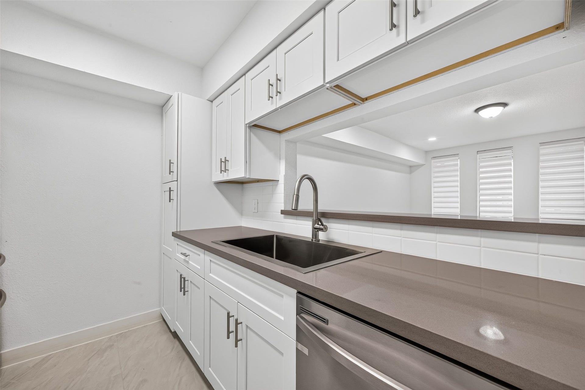 4633 Wild Indigo Street, #530, Houston, TX 77027 Everyday functionality meets contemporary design with new cabinetry, quartz countertops, a 33-inch single-bowl sink, and a timeless neutral finish.