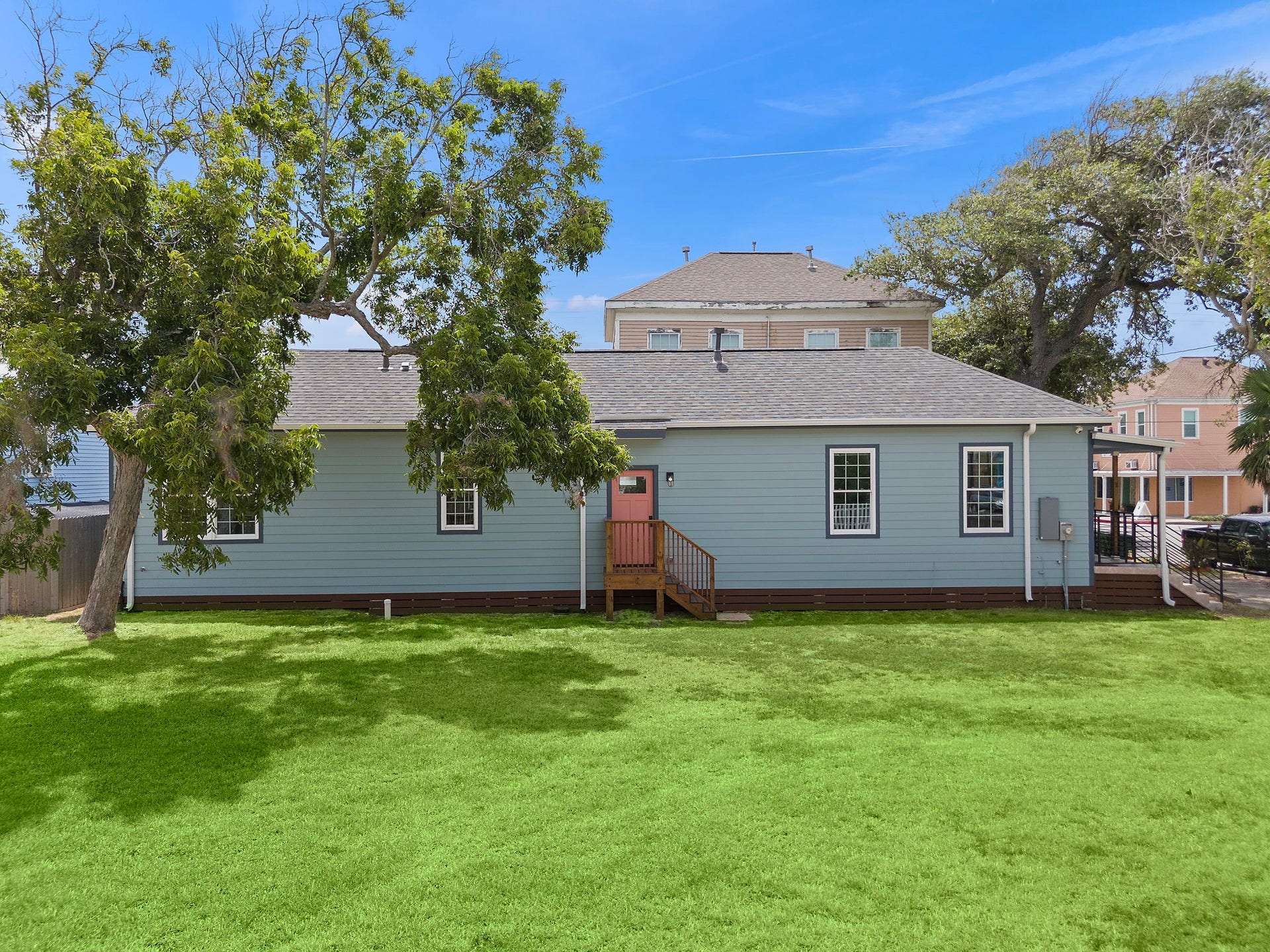 1825 Avenue N Street, Galveston, TX 77550 Side view of the home.