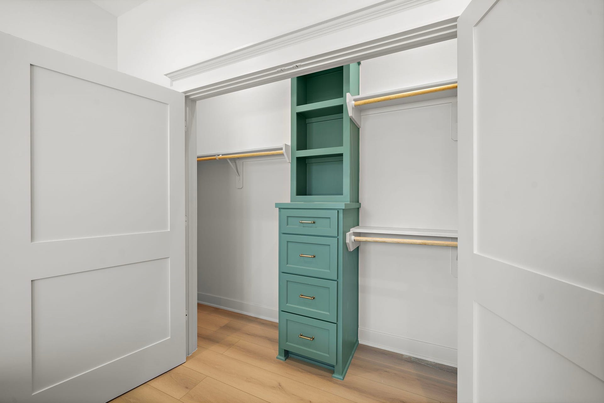 1825 Avenue N Street, Galveston, TX 77550 Built-in shelves and drawers.