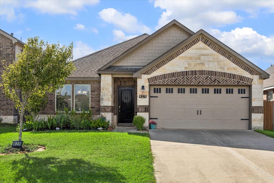 Property photo for 429 Lake Line Drive, Alvin, TX