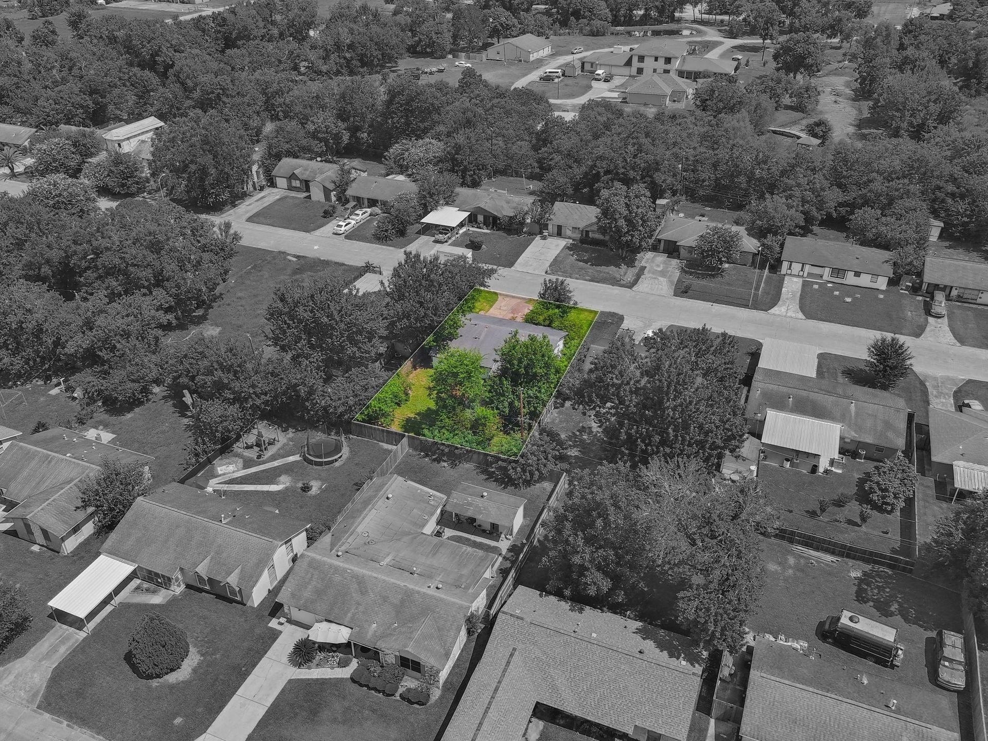 5242 Greylog Drive, Houston, TX 77048 This treed lot is accentuated in this aerial photo.