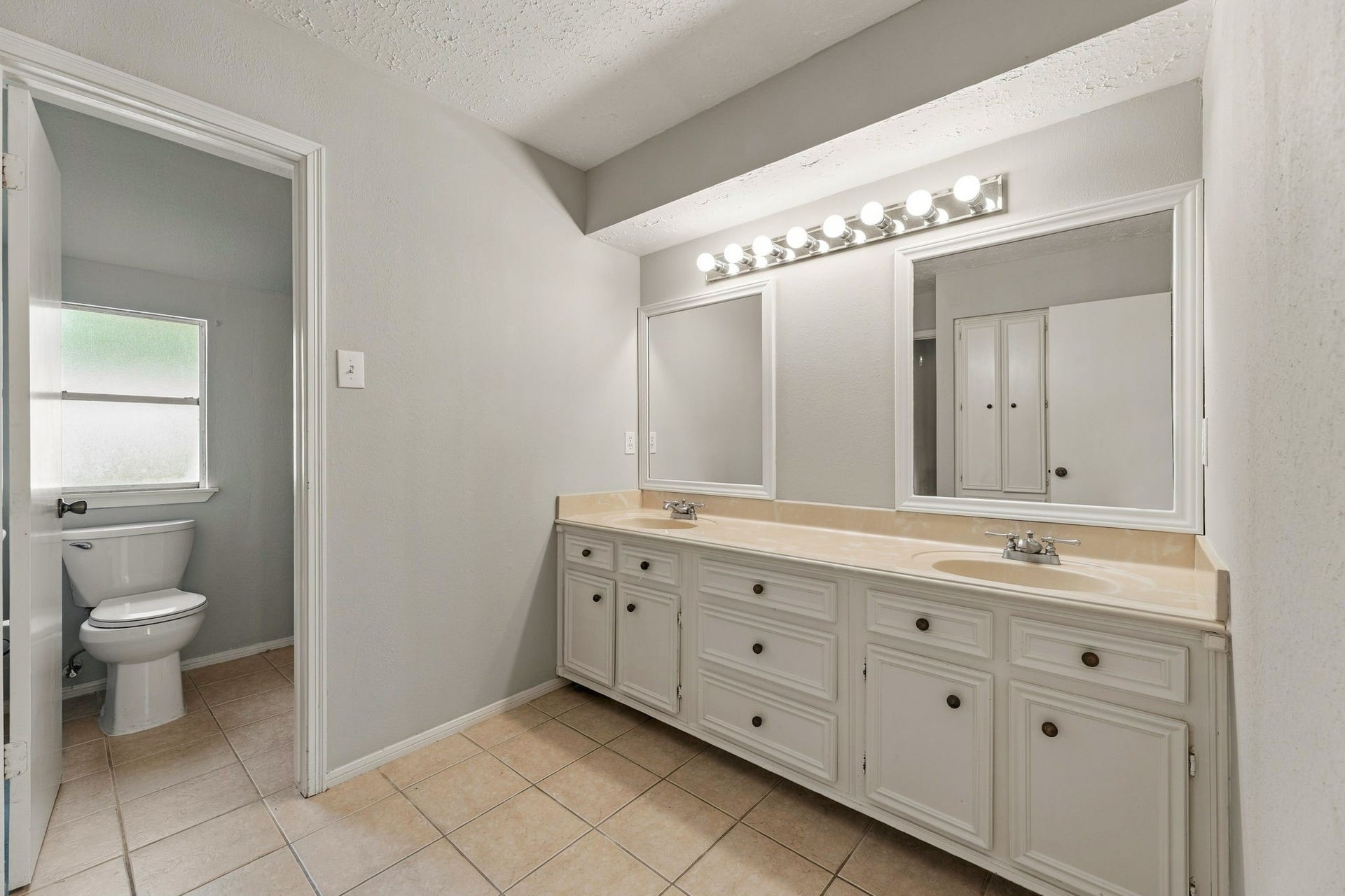 4411 Deerfield Village Drive, Houston, TX 77084 Spacious double vanity provides plenty of counter and storage space!
