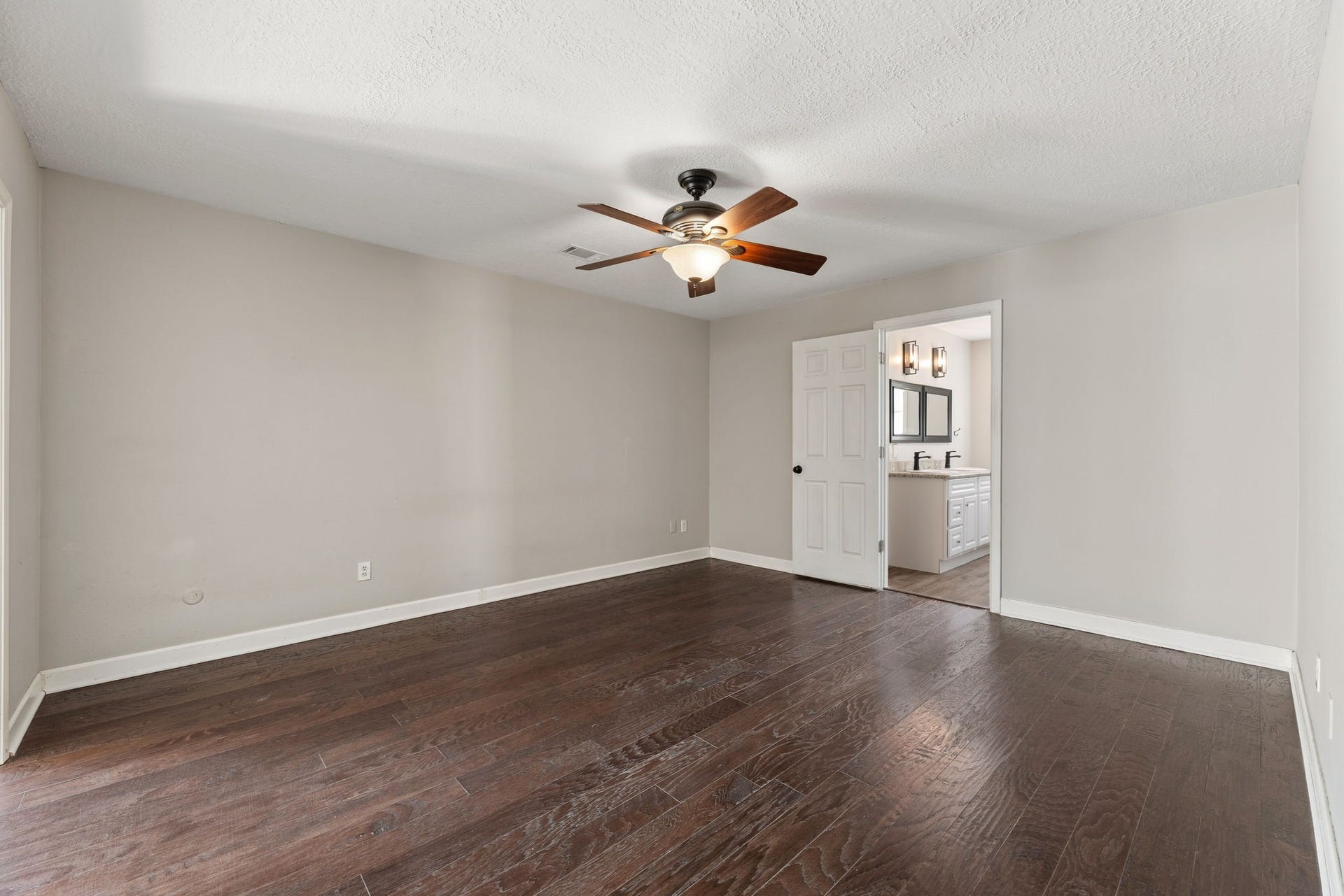 4411 Deerfield Village Drive, Houston, TX 77084 Generously sized primary suite with room to relax!