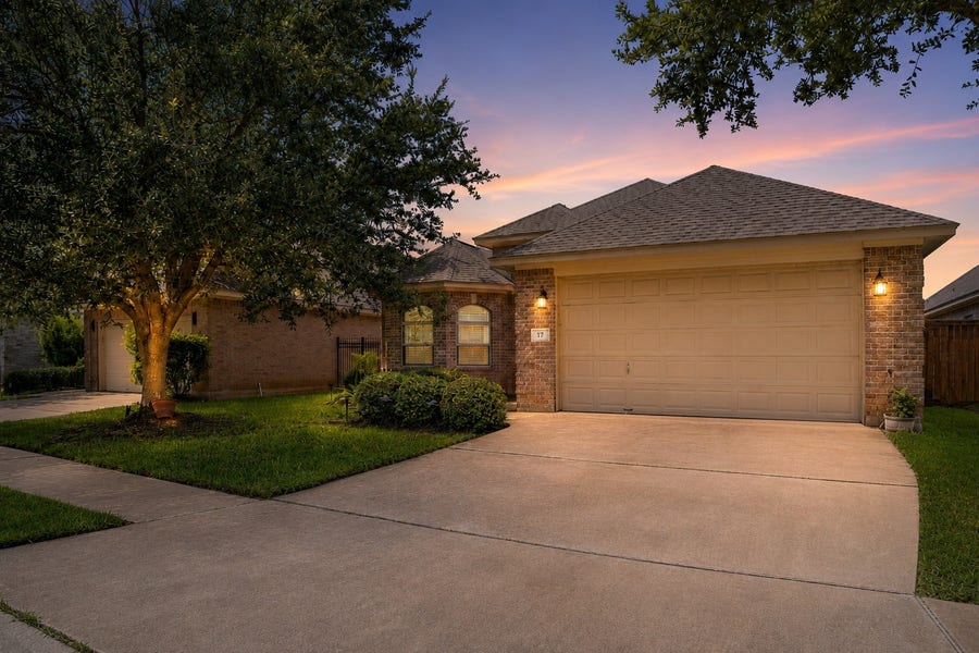 Property photo for 17 Red Oak Court, Lake Jackson, TX