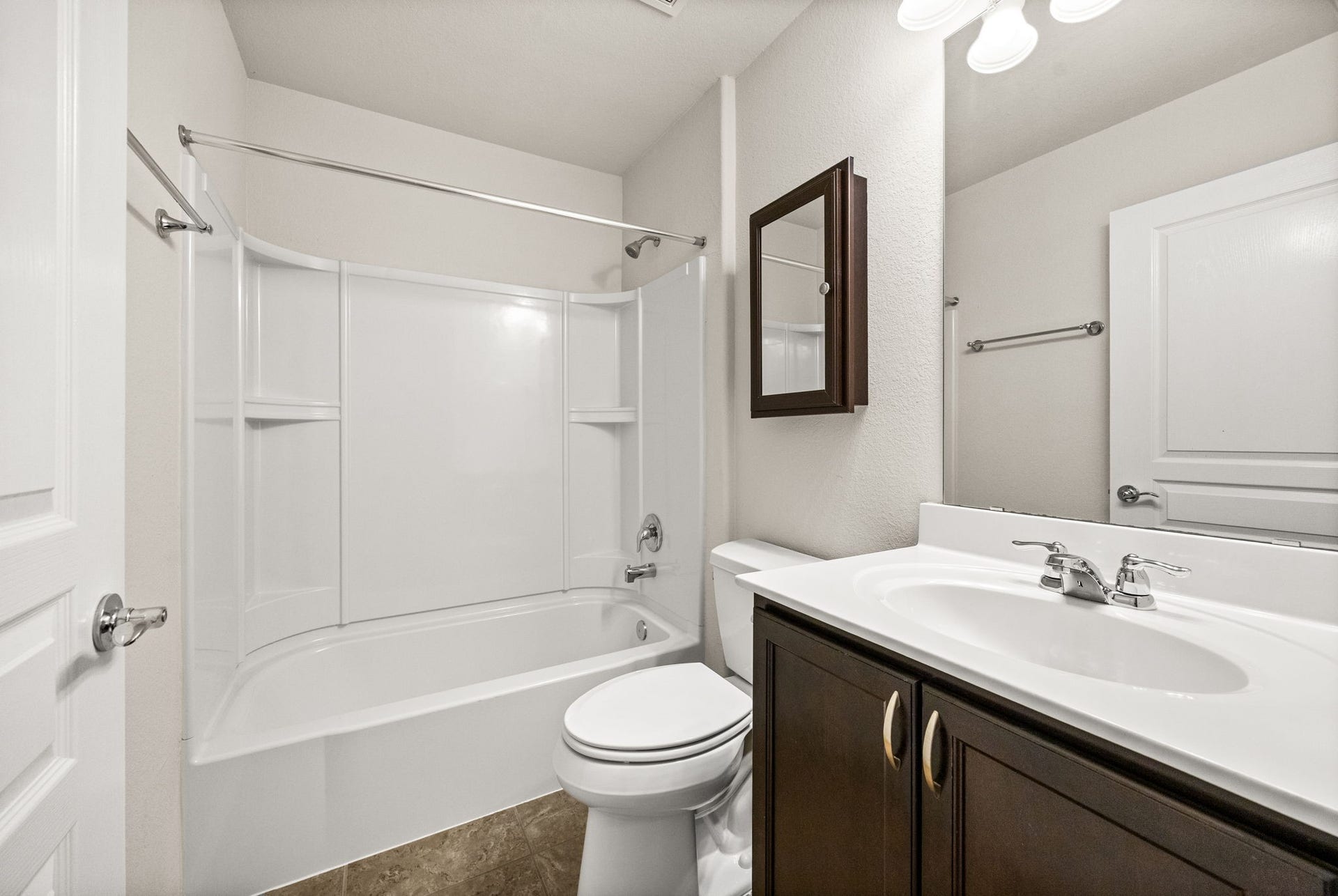Secondary full bathroom.