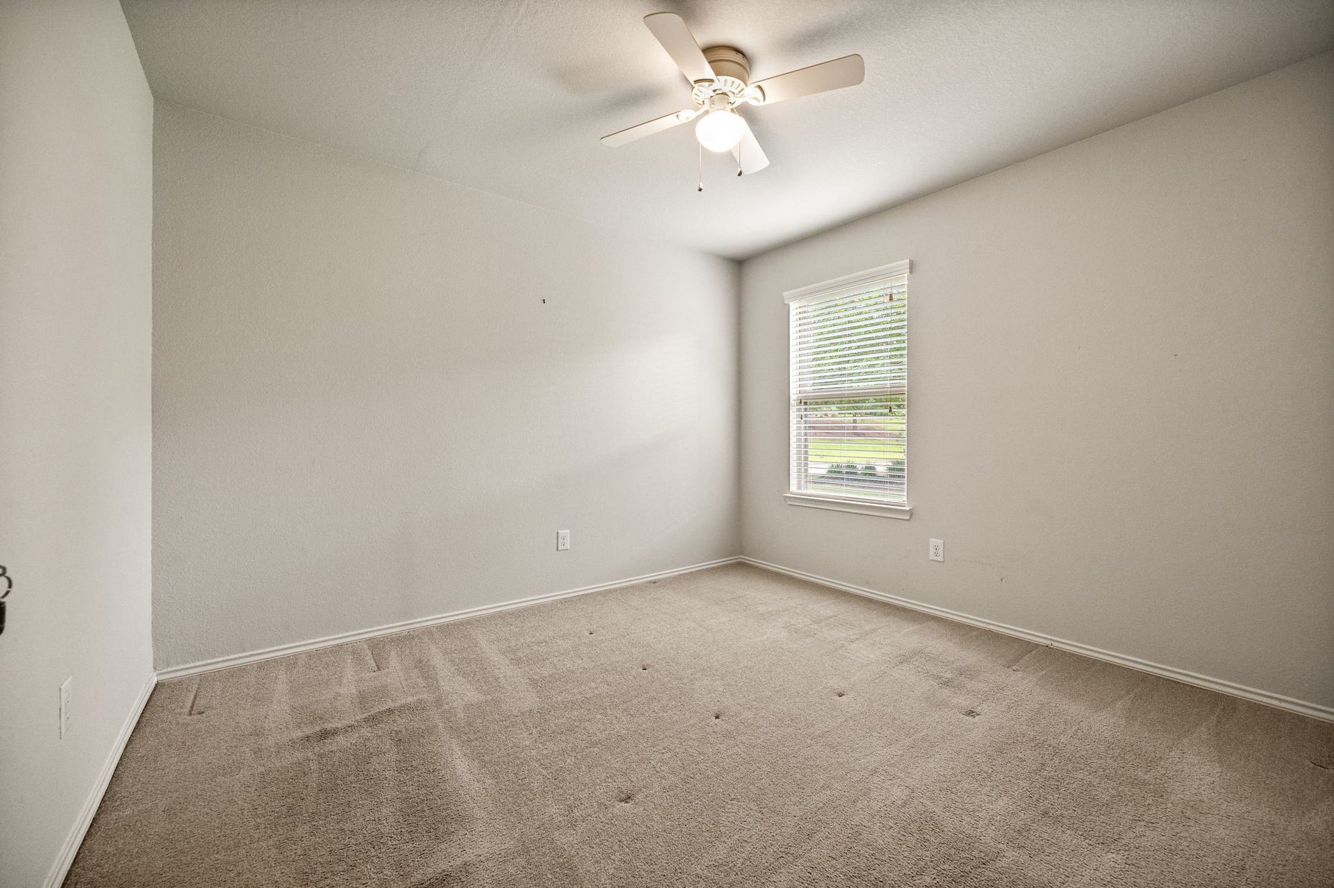 Secondary bedroom.