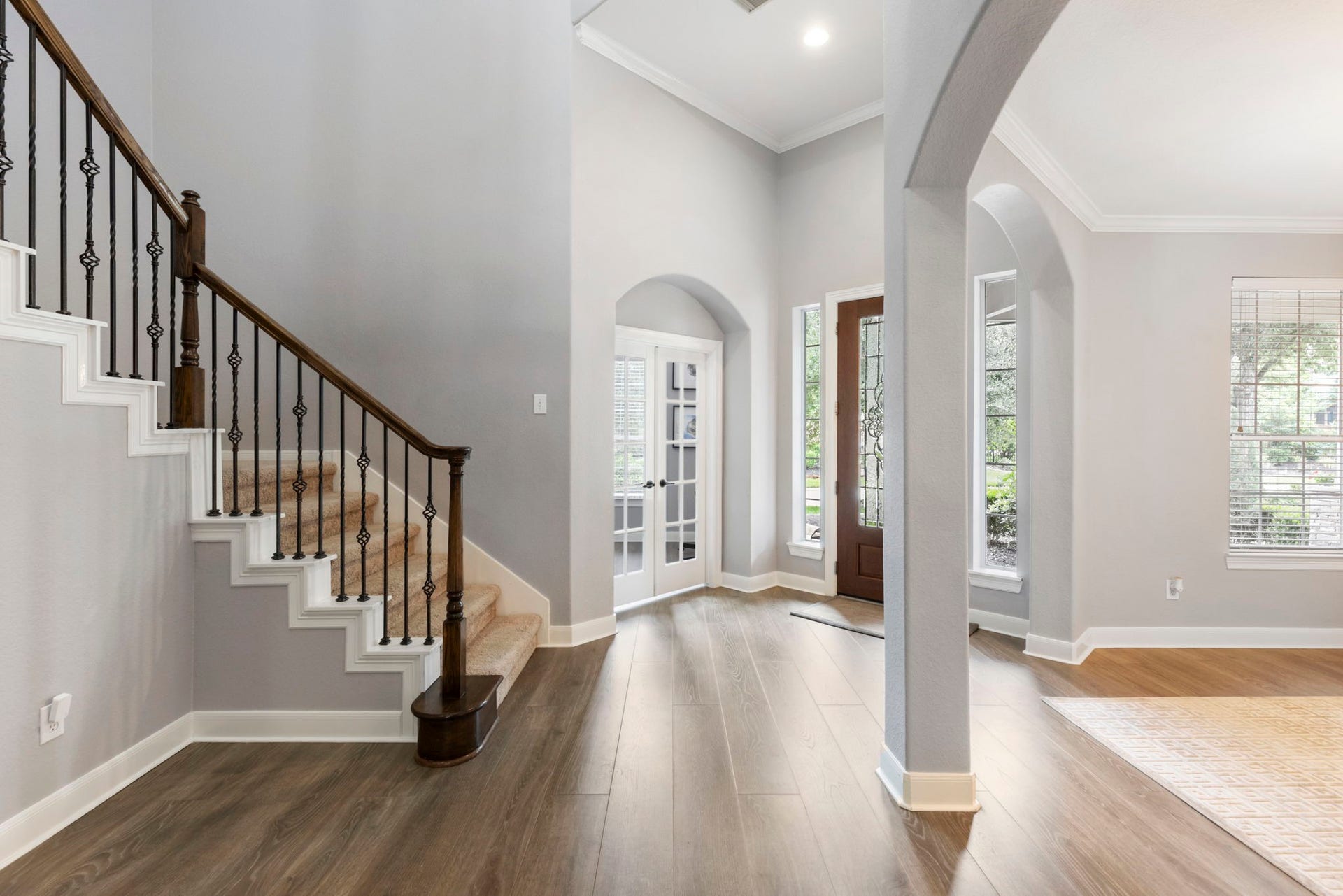 130 S Arrow Canyon Circle, The Woodlands, TX 77389 Inviting entryway with high ceilings and abundant natural light from large windows. The study is well positioned at the front of the house, away from the rest of the home for a quiet atmosphere.