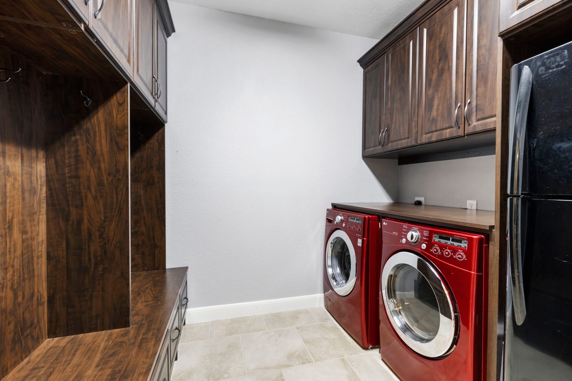 130 S Arrow Canyon Circle, The Woodlands, TX 77389 This property has lots of storage areas and built-ins throughout!
