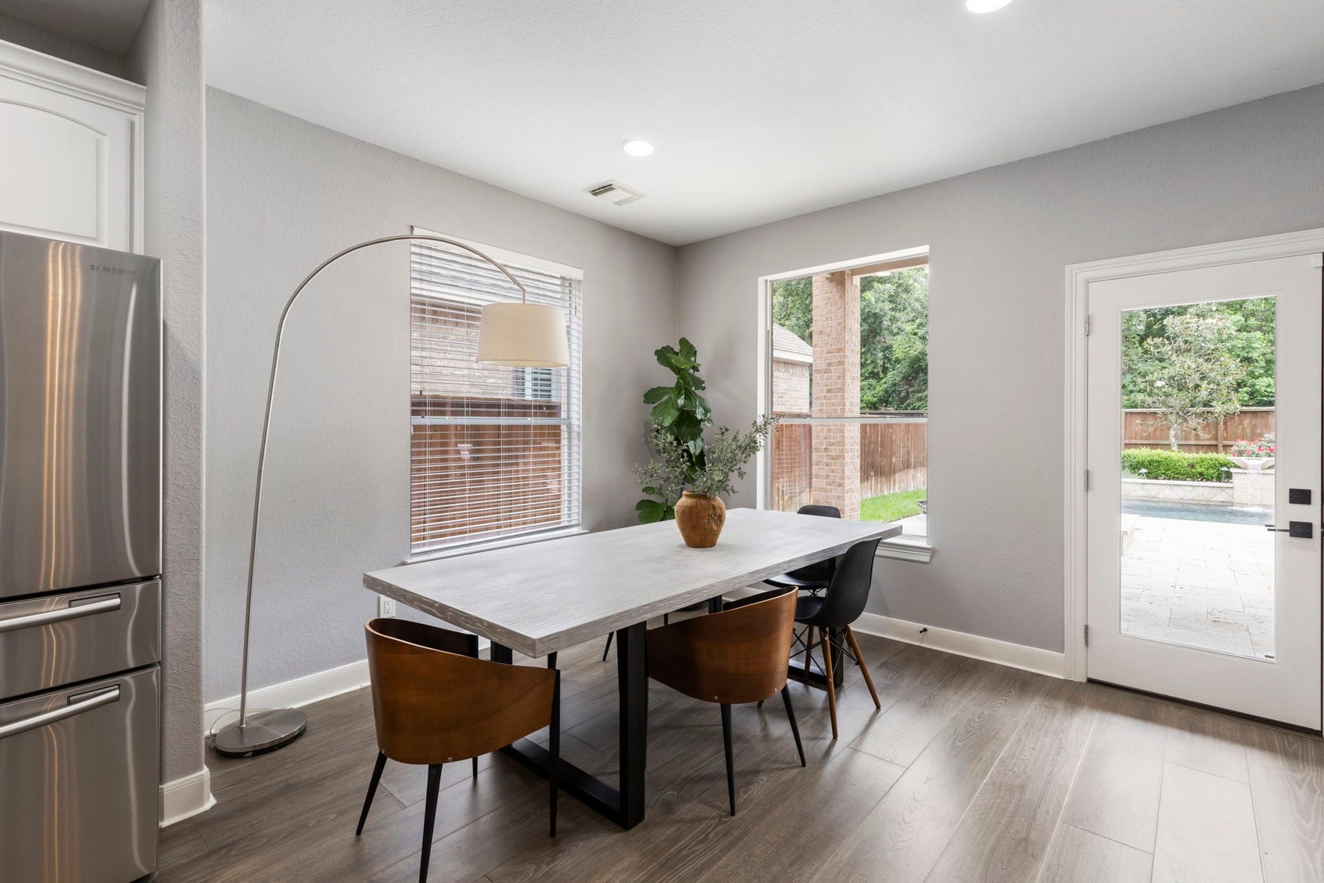 130 S Arrow Canyon Circle, The Woodlands, TX 77389 Bright breakfast area with access to the backyard and pool.
