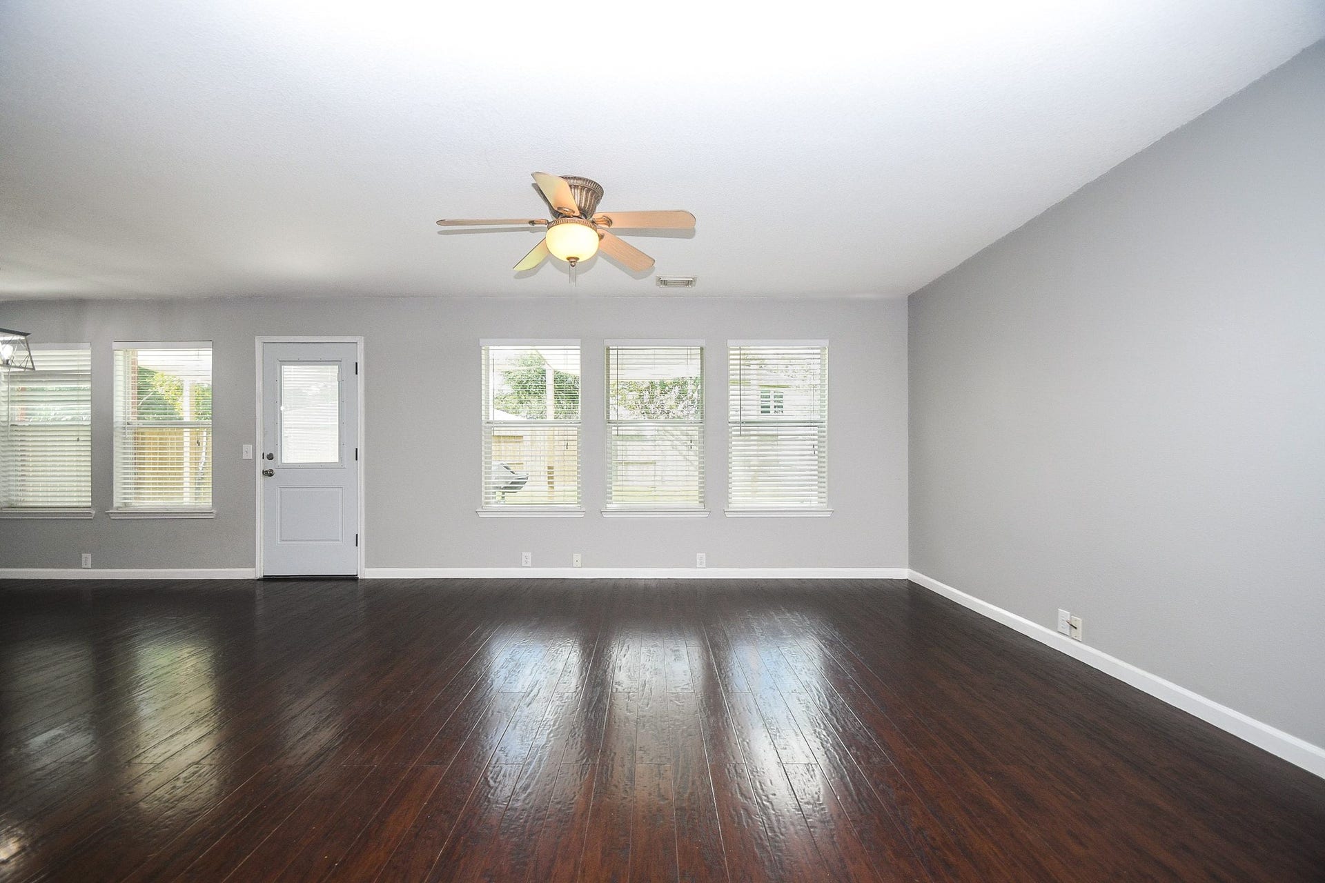 10222 Antelope Alley, Missouri City, TX 77459 Spacious living area with abundant natural light from multiple windows, and a ceiling fan for comfort.