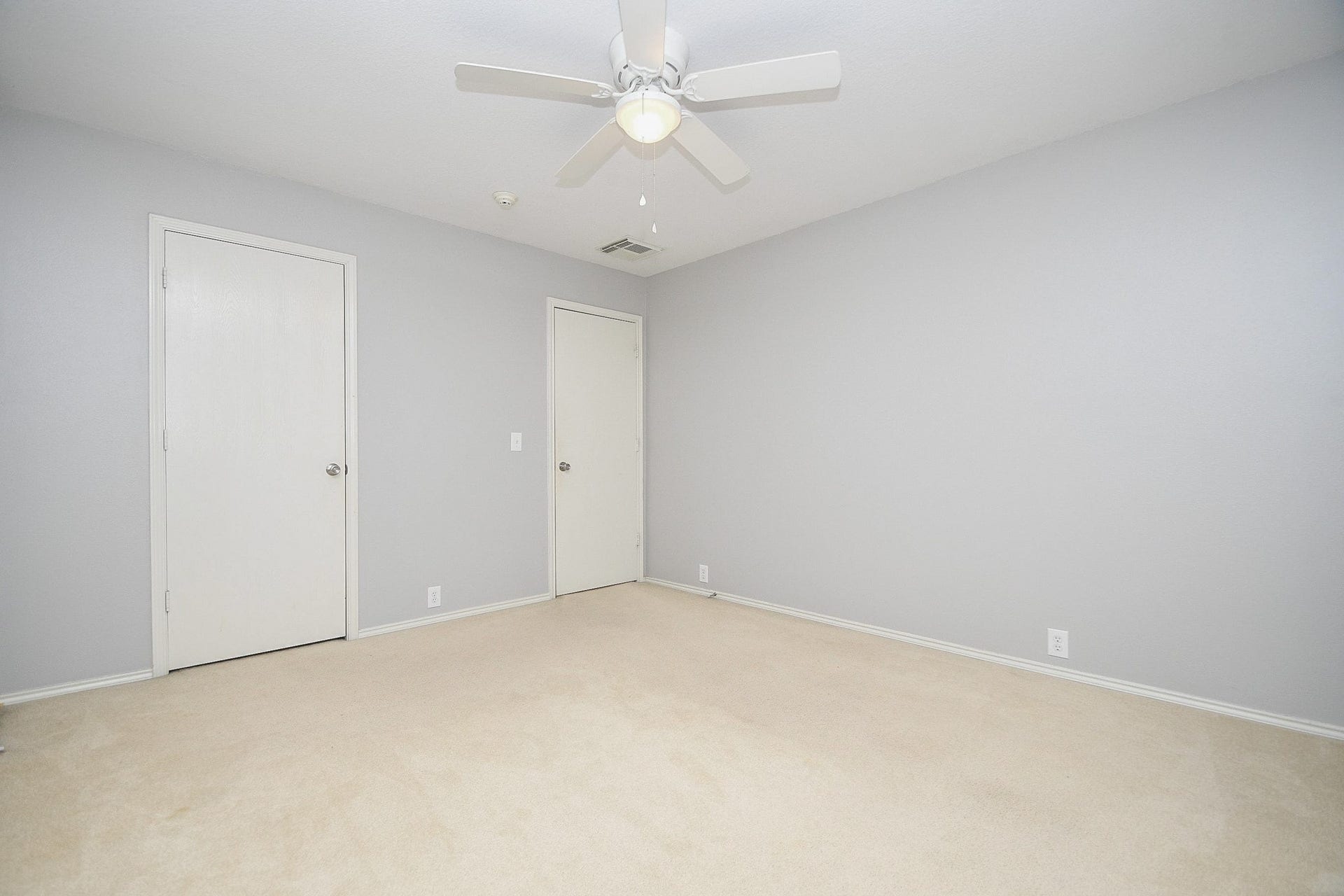 10222 Antelope Alley, Missouri City, TX 77459 Bright and spacious room with neutral tones, featuring a ceiling fan and ample closet space for versatile use.