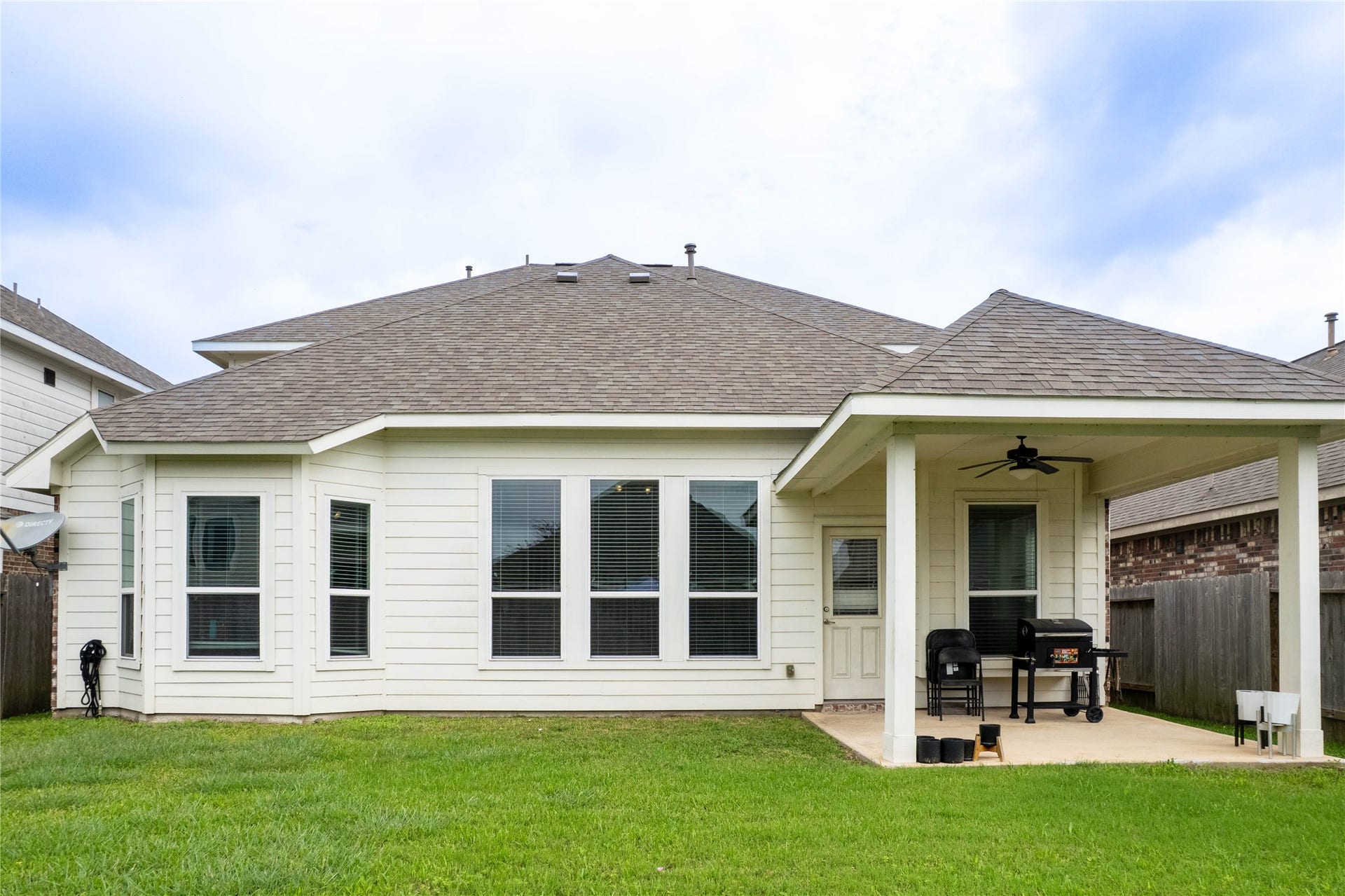 2318 N Red Slate Drive, Rosharon, TX 77583 Backyard covered patio