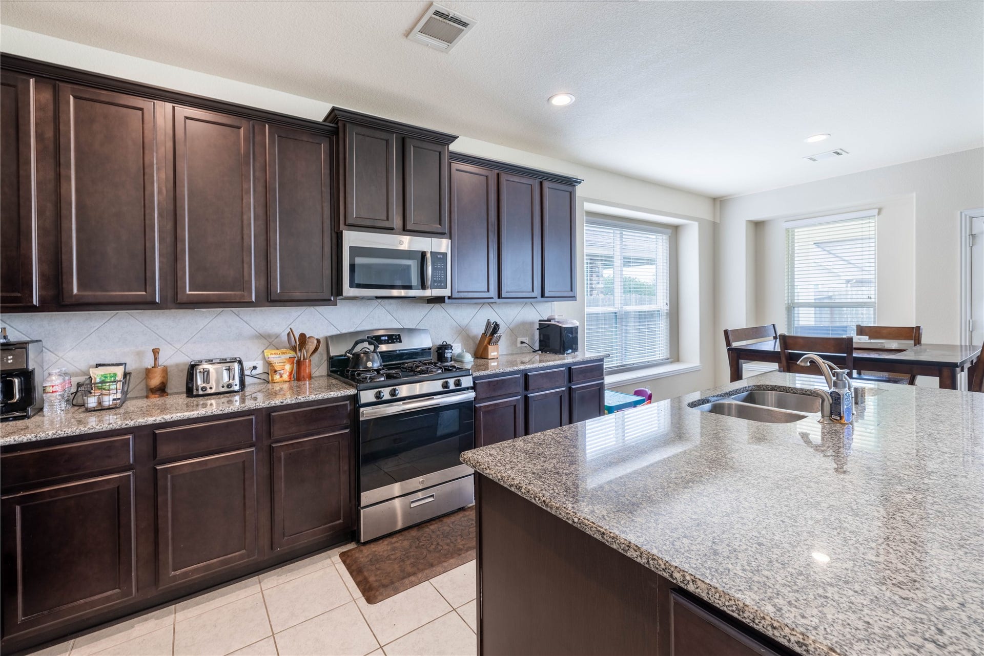 2318 N Red Slate Drive, Rosharon, TX 77583 Large Island Kitchen