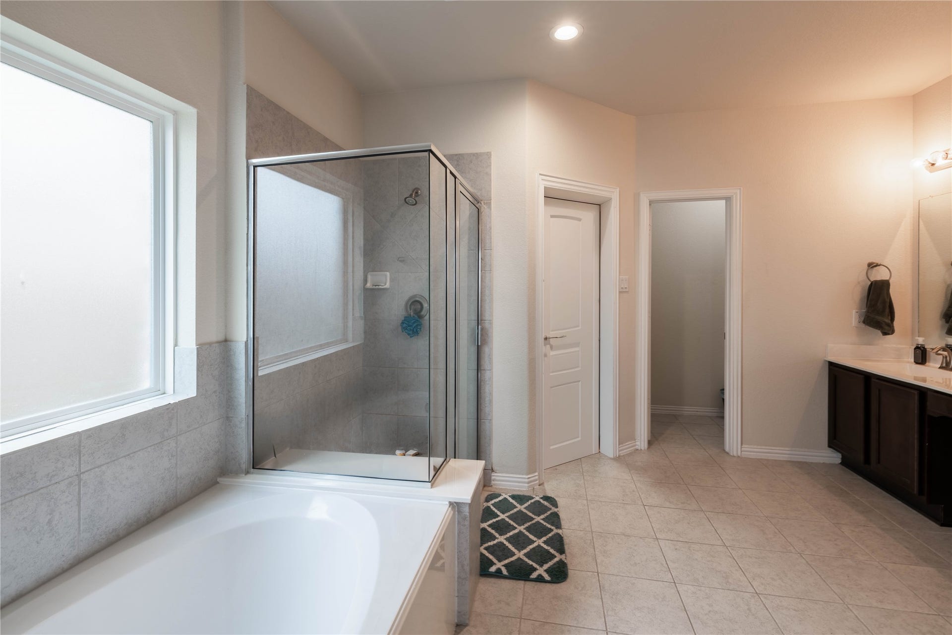 2318 N Red Slate Drive, Rosharon, TX 77583 Primary Bedroom Bathroom with separate tub and shower