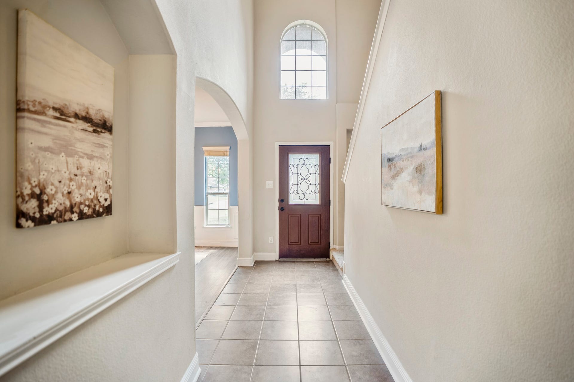 942 Oak Glen Drive, Conroe, TX 77378 Back at the foyer, the staircase sits just to the left as you head toward the second floor. An art niche with a display shelf adds a little architectural detail along the wall, while the tall entry window and front door keep this part of the home bright and welcoming.