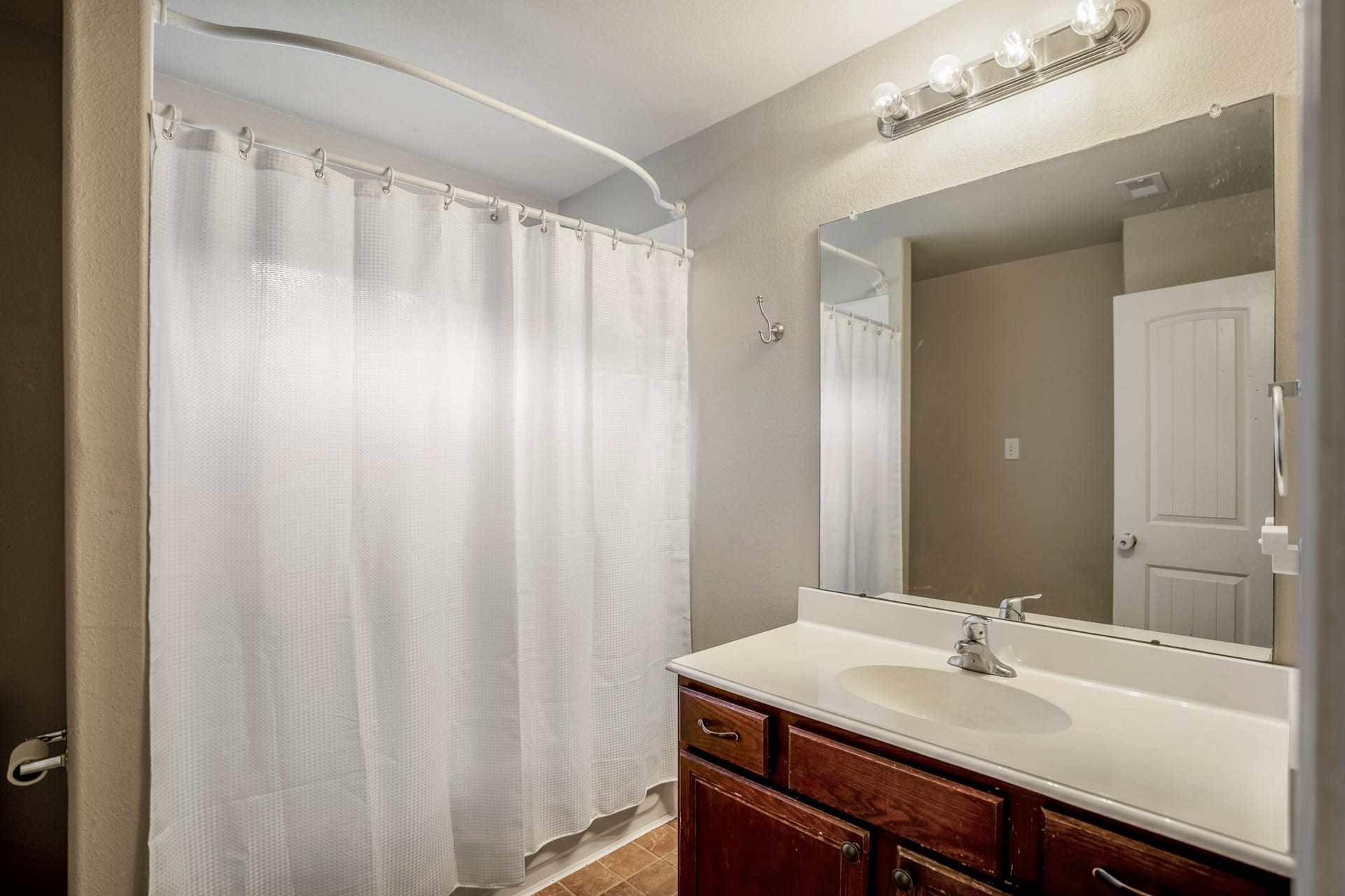 942 Oak Glen Drive, Conroe, TX 77378 The upstairs full bath serves the secondary bedrooms with a tub/shower combination and vanity storage below. Its central location keeps morning routines and bedtime easy, with everything the upstairs bedrooms need just a few steps away.
