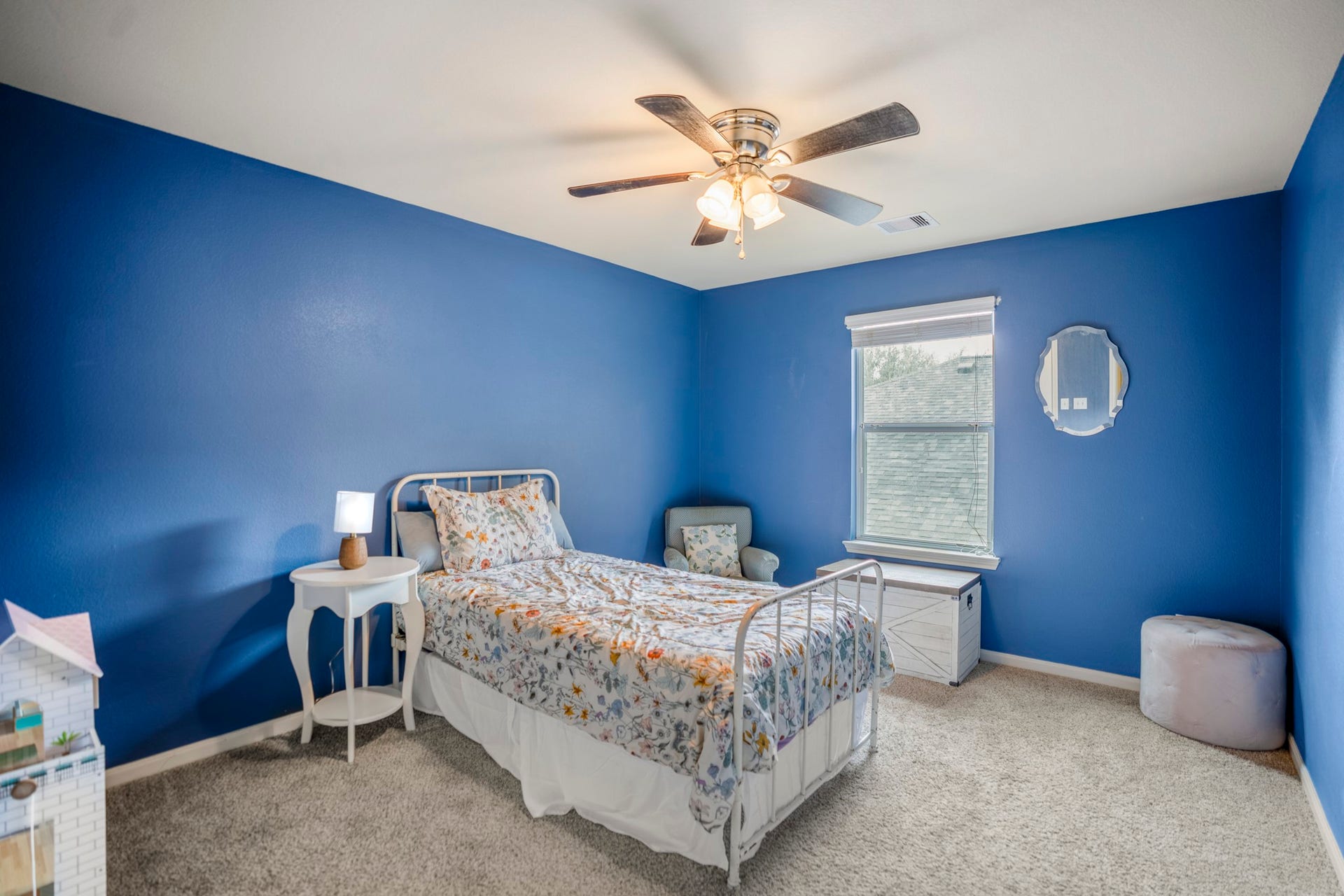 942 Oak Glen Drive, Conroe, TX 77378 Just off the gameroom, this bedroom is wrapped in bold blue walls, with a ceiling fan overhead and new carpet underfoot. One of its best surprises is the huge walk-in closet, giving this room an impressive amount of storage.