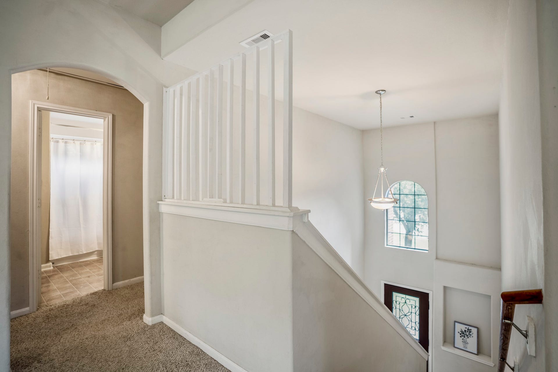 942 Oak Glen Drive, Conroe, TX 77378 Back in the gameroom/loft at the top of the stairs, the open railing keeps the foyer visible below and gives you a better sense of how the two levels connect. Across the gameroom, the upstairs full bath is just steps from the bedrooms, keeping the second floor easy to navigate.