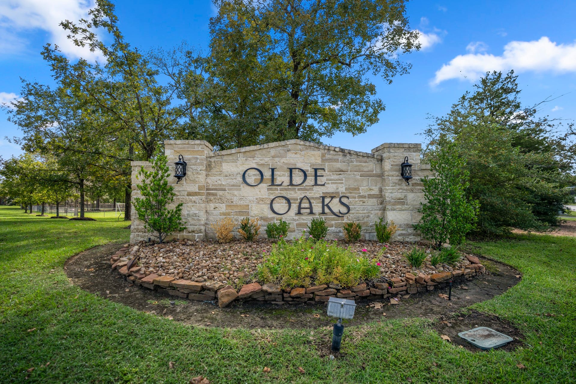 942 Oak Glen Drive, Conroe, TX 77378 Welcome to Olde Oaks, where established surroundings and mature landscaping set the tone before you even reach the home. From here, youre close to Lake Conroe recreation, neighborhood conveniences, and the everyday routes that keep Willis and Conroe within easy reach.