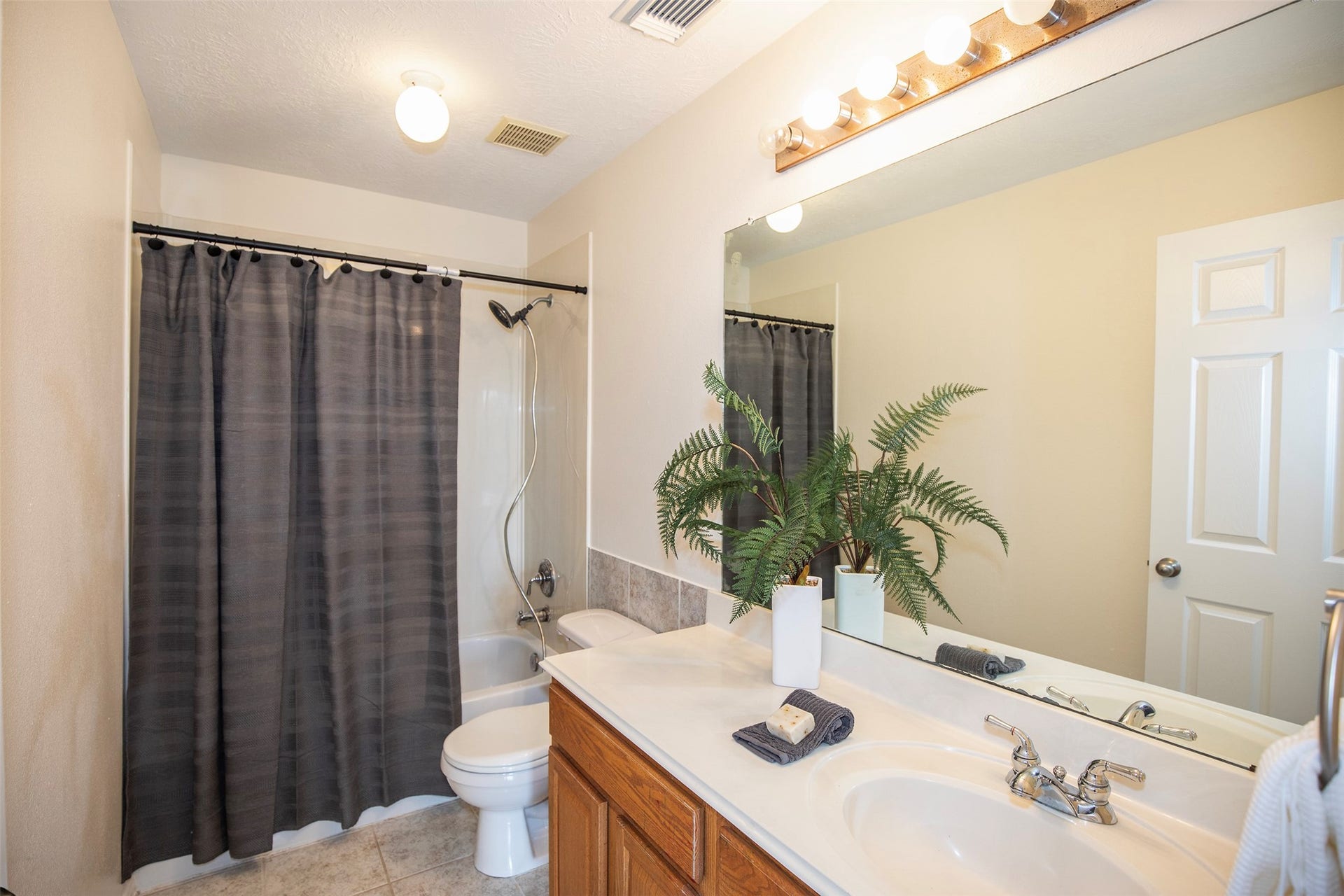 3612 Fir Hollow Way, Pearland, TX 77581 Well-appointed full bathroom on the 2nd floor offers a spacious vanity and tub/shower combination to comfortably serve family members and guests.