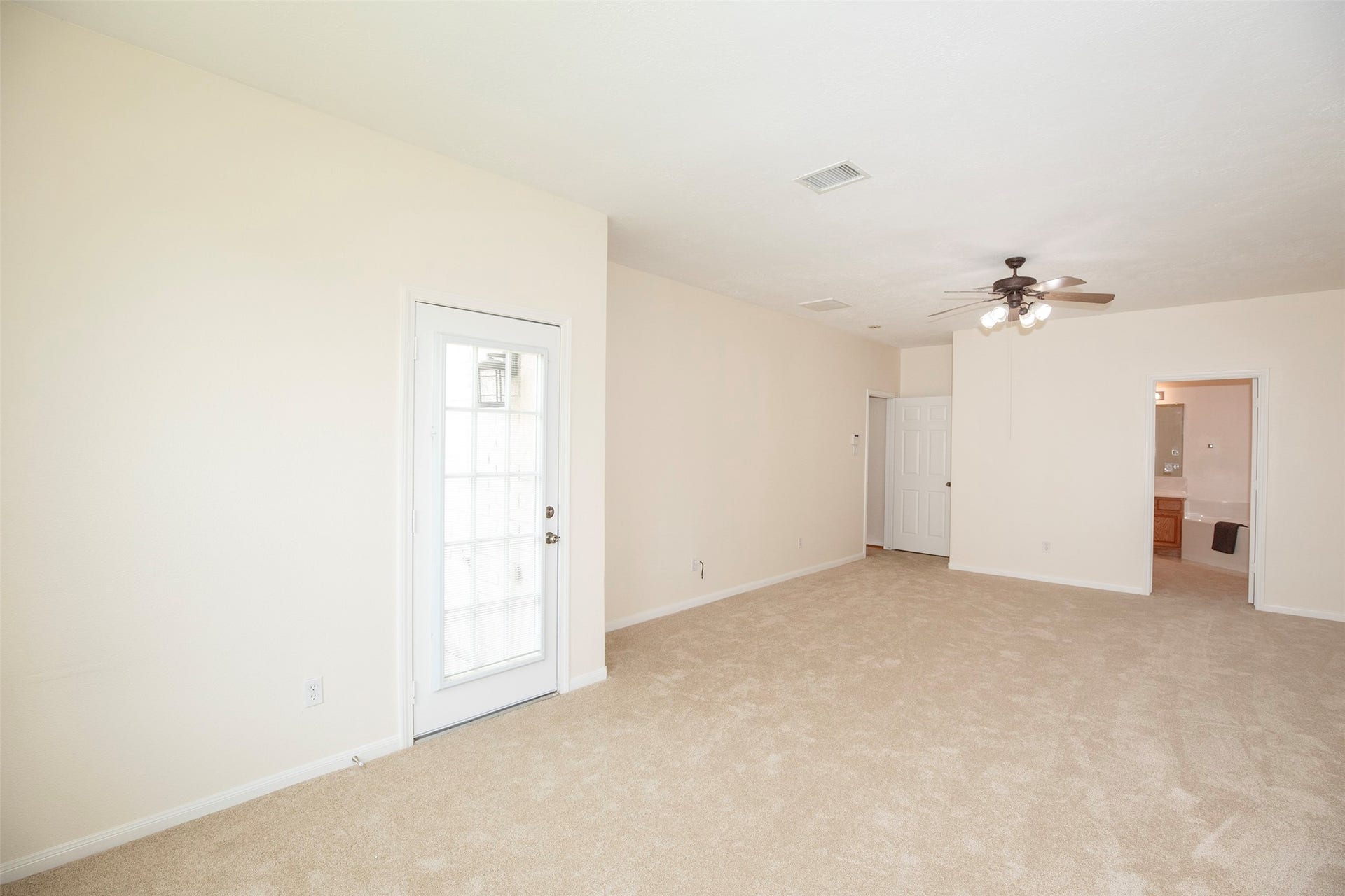 3612 Fir Hollow Way, Pearland, TX 77581 Spacious primary suite designed for comfort with room to unwind and recharge.
