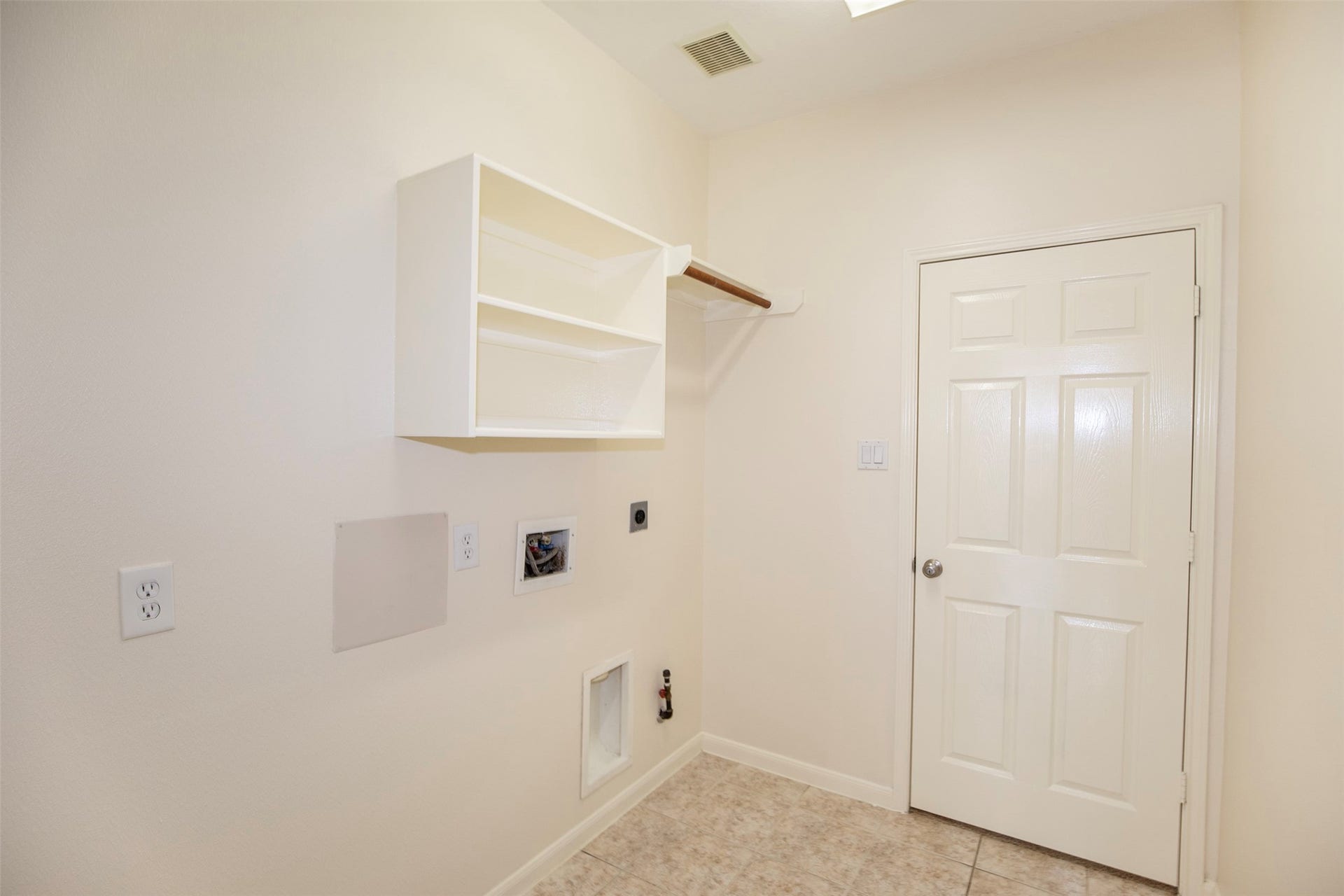3612 Fir Hollow Way, Pearland, TX 77581 Large utility room offers additional storage, workspace, and functionality to keep daily routines organized and convenient.