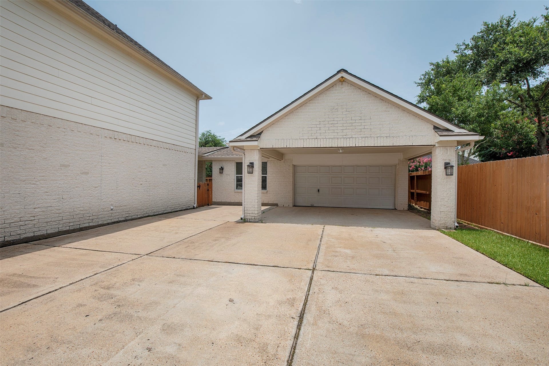 3612 Fir Hollow Way, Pearland, TX 77581 The gated motor court creates a private estate feel while offering ample space for guests, recreational vehicles, or multiple drivers.