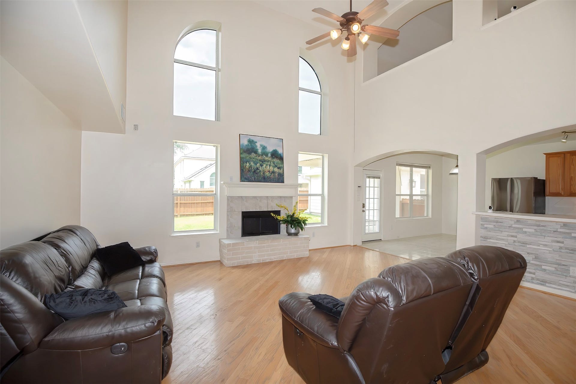 3612 Fir Hollow Way, Pearland, TX 77581 Towering windows and soaring ceilings showcase the spaciousness of the main living area while maintaining a warm and inviting atmosphere.
