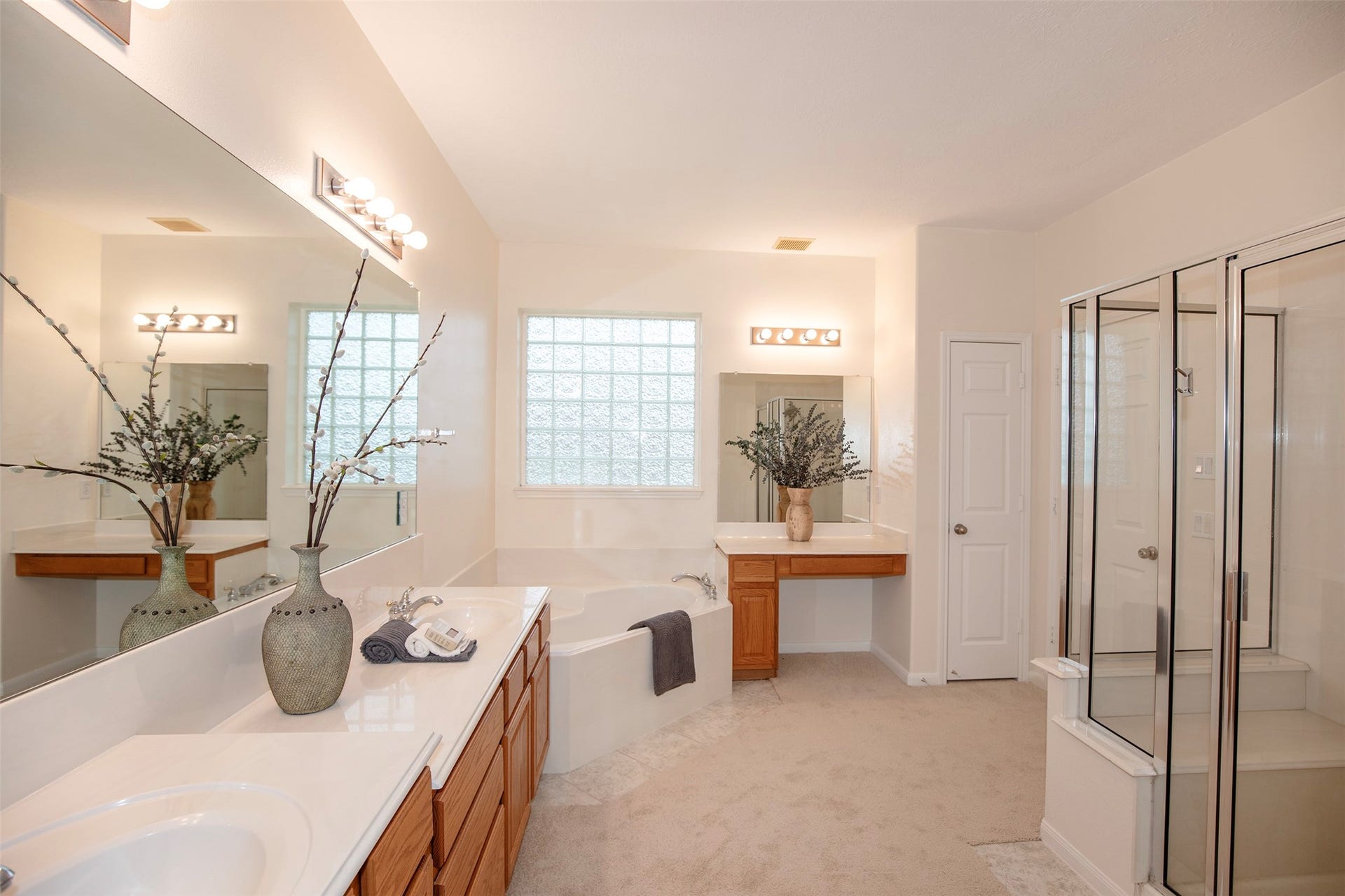 3612 Fir Hollow Way, Pearland, TX 77581 Spacious primary bath features dual vanities, oversized shower, soaking tub, and ample storage for a true retreat experience.