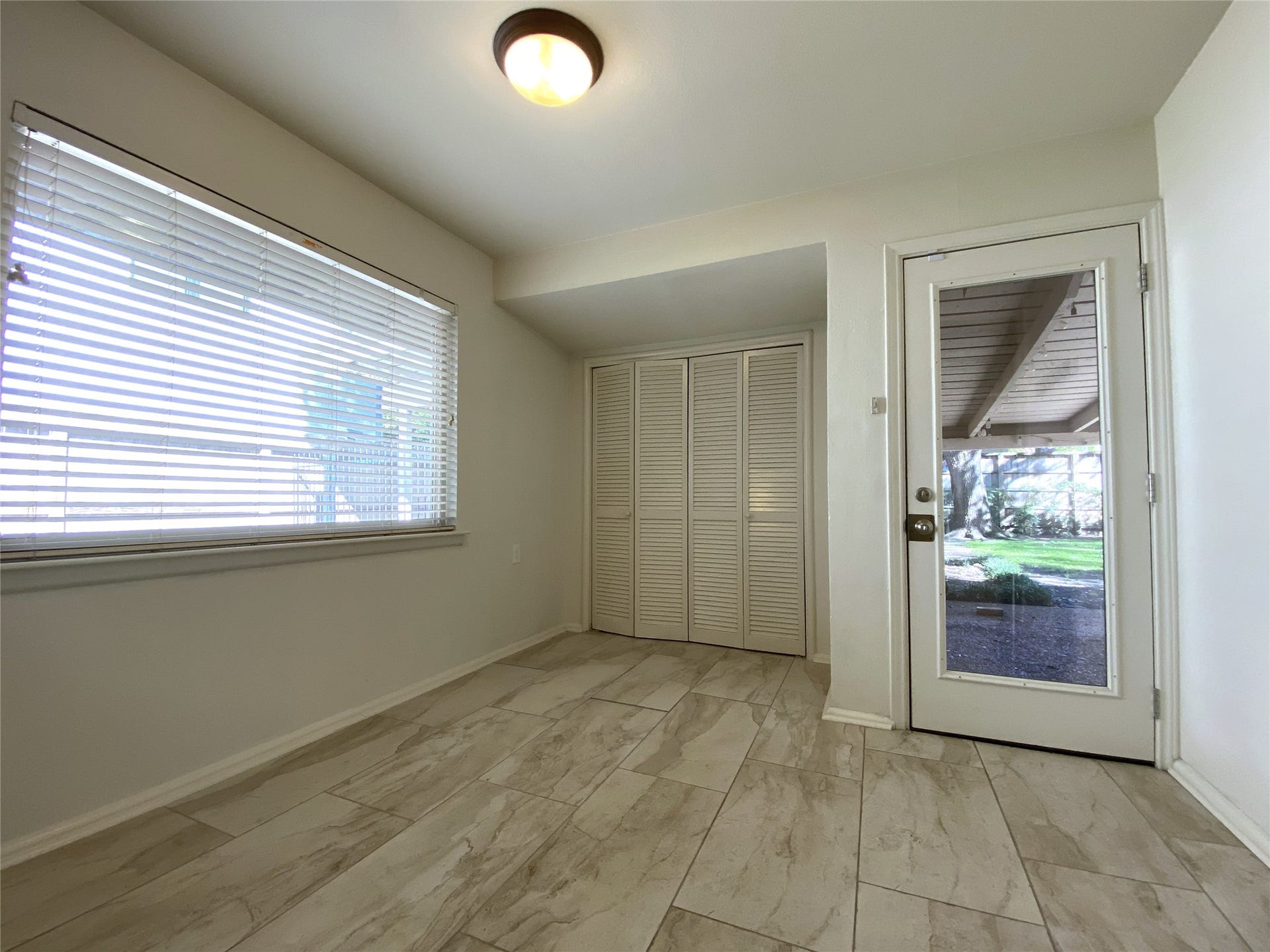 3207 Banbury Place, Houston, TX 77027 Behind folding doors, past the breakfast room, is the laundry closet complete with washer/dryer.