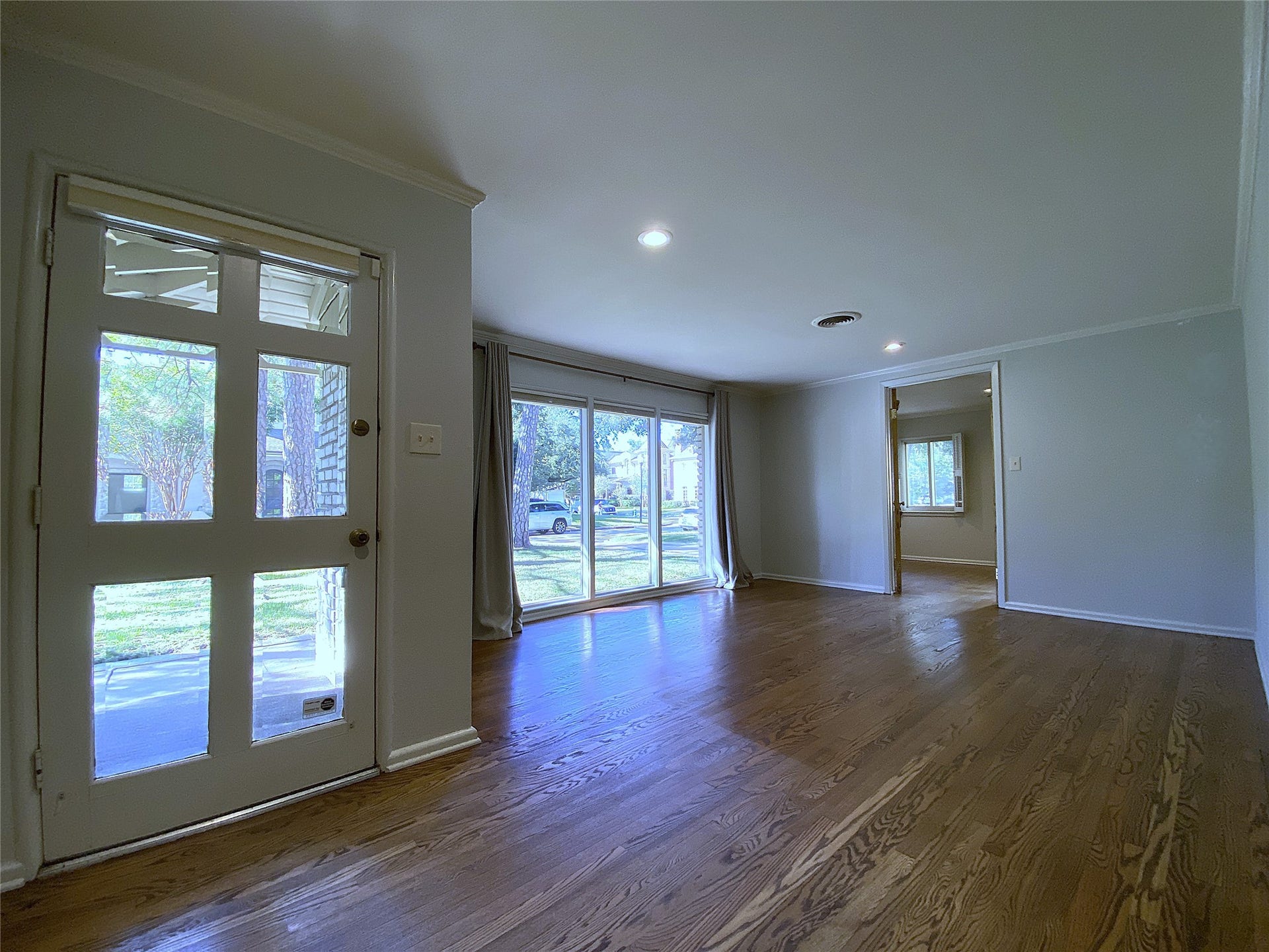 3207 Banbury Place, Houston, TX 77027 From the picture window in the living room, enjoy looking out into the tree lined neighborhood. The recessed lighting is dimmer controlled.