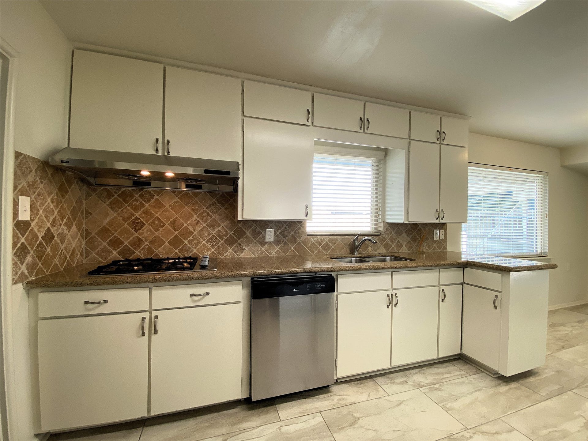 3207 Banbury Place, Houston, TX 77027 Gas cook top! Natural light flows into the kitchen from the window above the sink and the large window in the breakfast room.