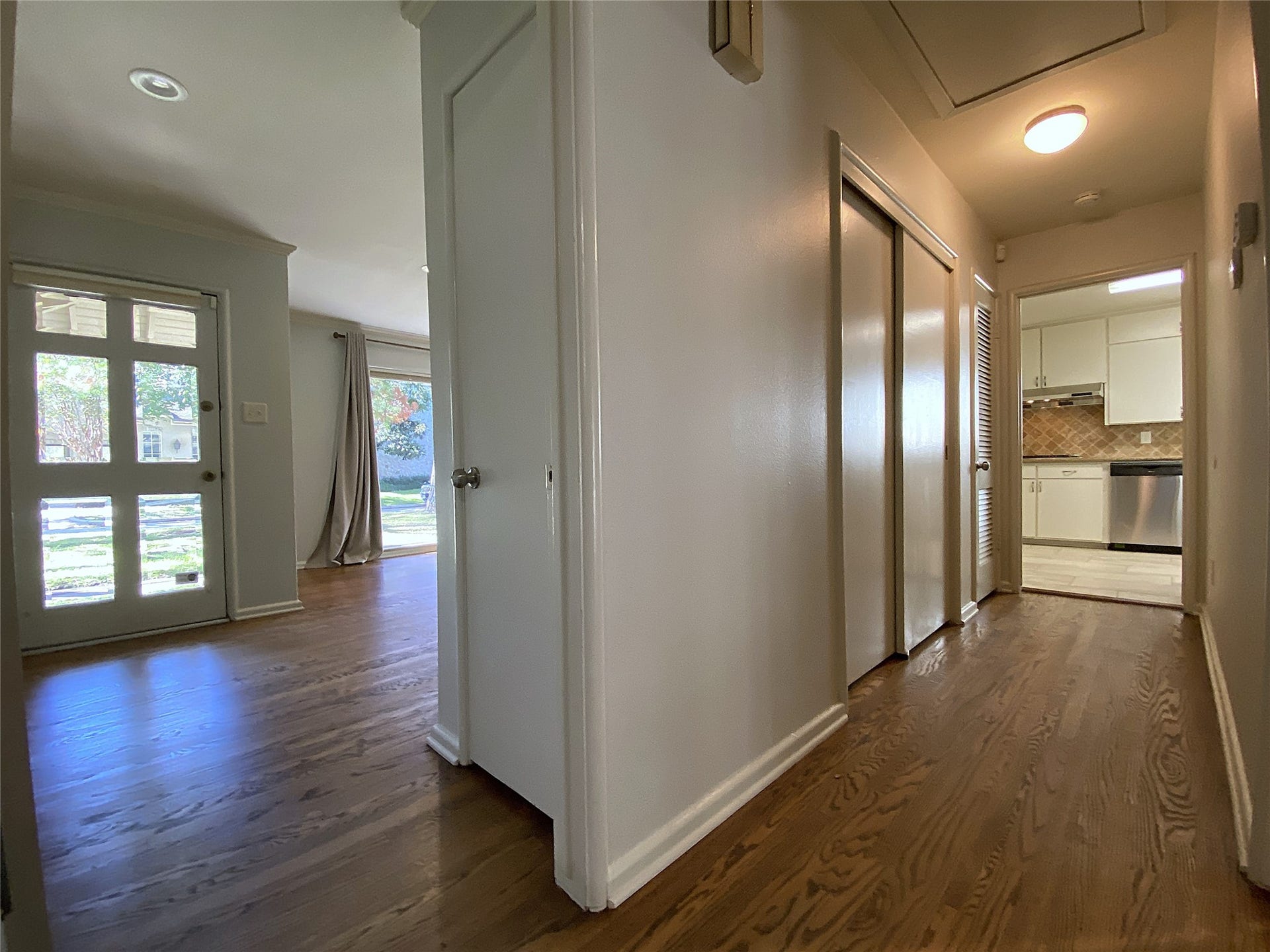 3207 Banbury Place, Houston, TX 77027 The bedroom/bathroom hallway can be accessed from living room as well as the kitchen.