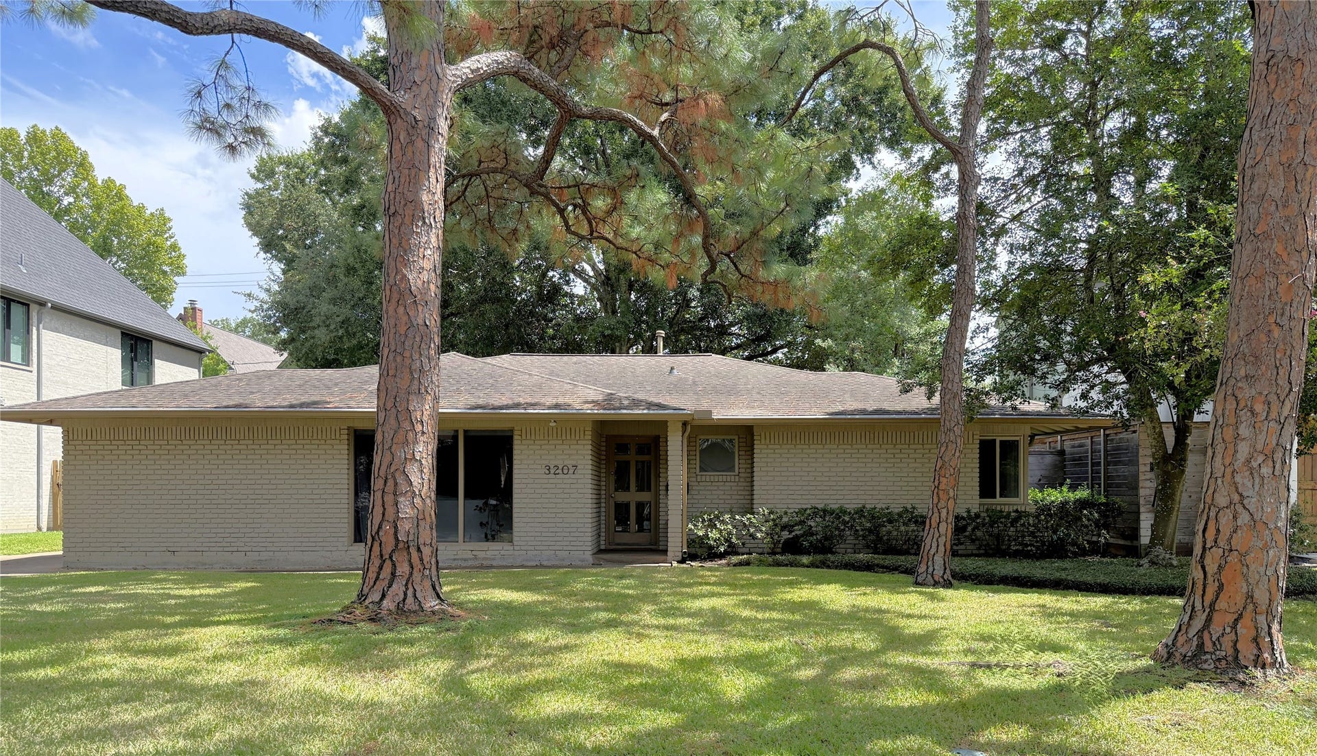 3207 Banbury Place, Houston, TX 77027 The first time you drive through the beautiful neighborhood surrounding wonderful house, you are sure to feel at home!