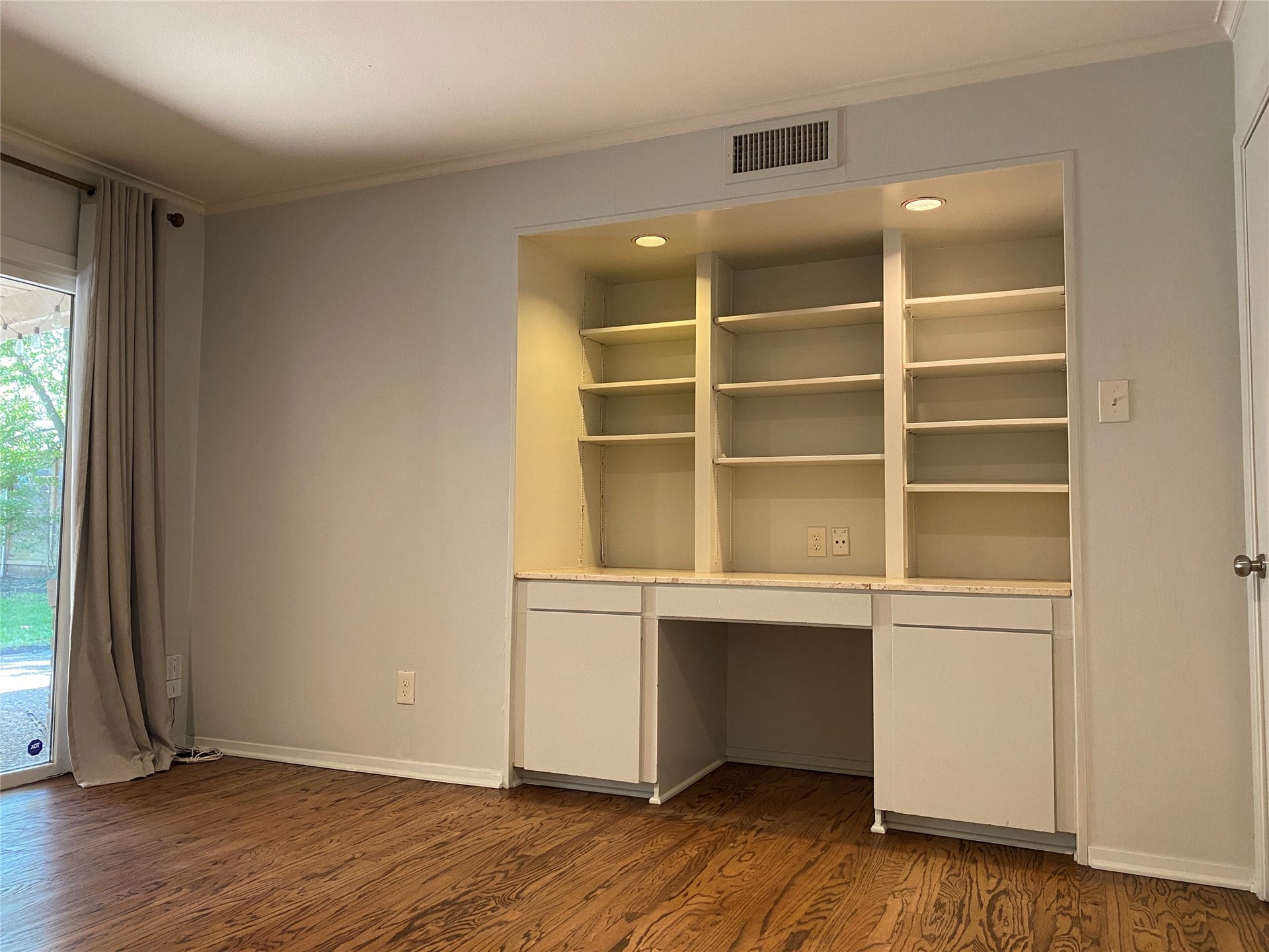 3207 Banbury Place, Houston, TX 77027 The built-in desk in the first bedroom offers shelving & recessed lighting.