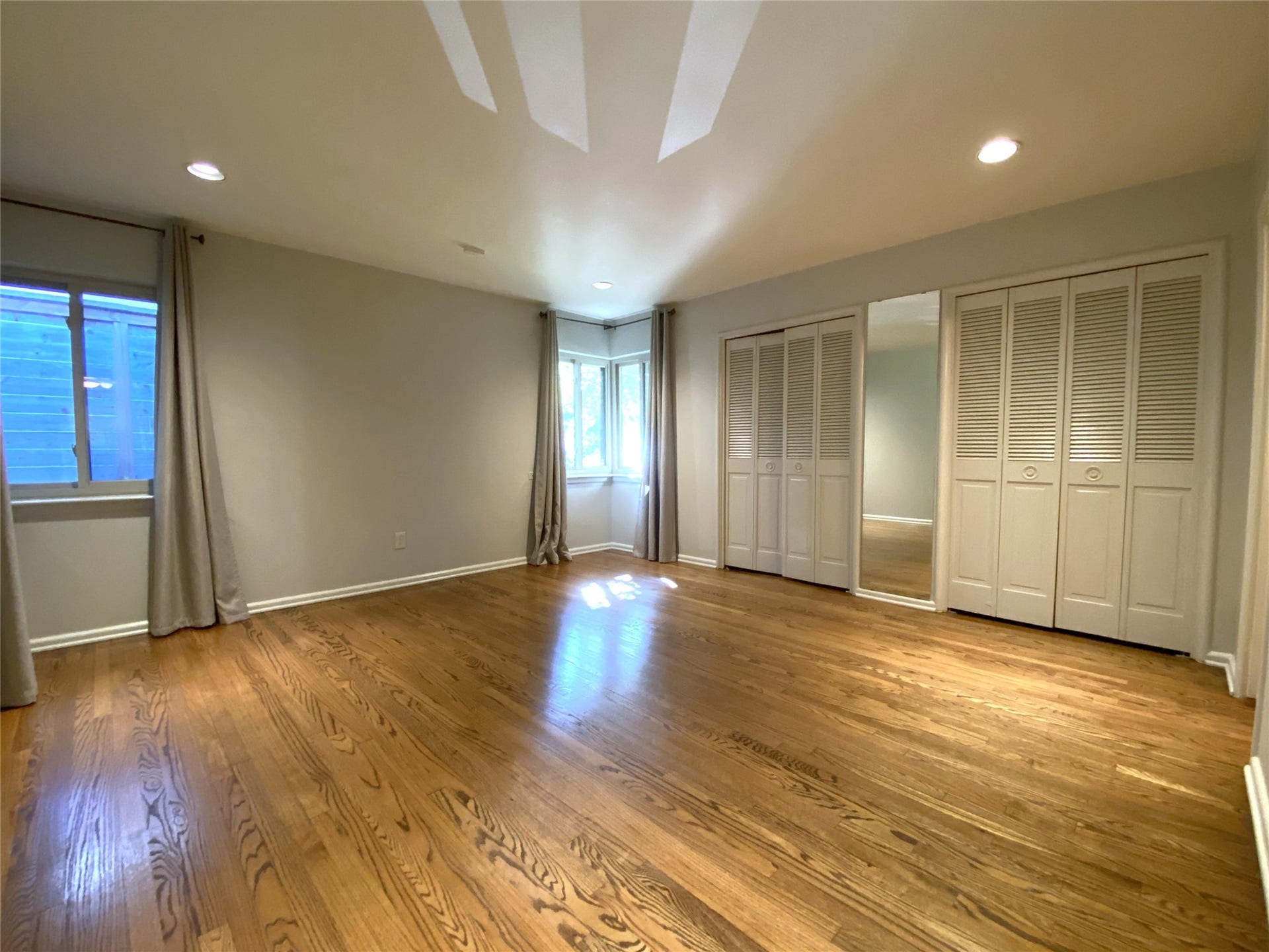 3207 Banbury Place, Houston, TX 77027 The primary bedroom with recessed lighting.