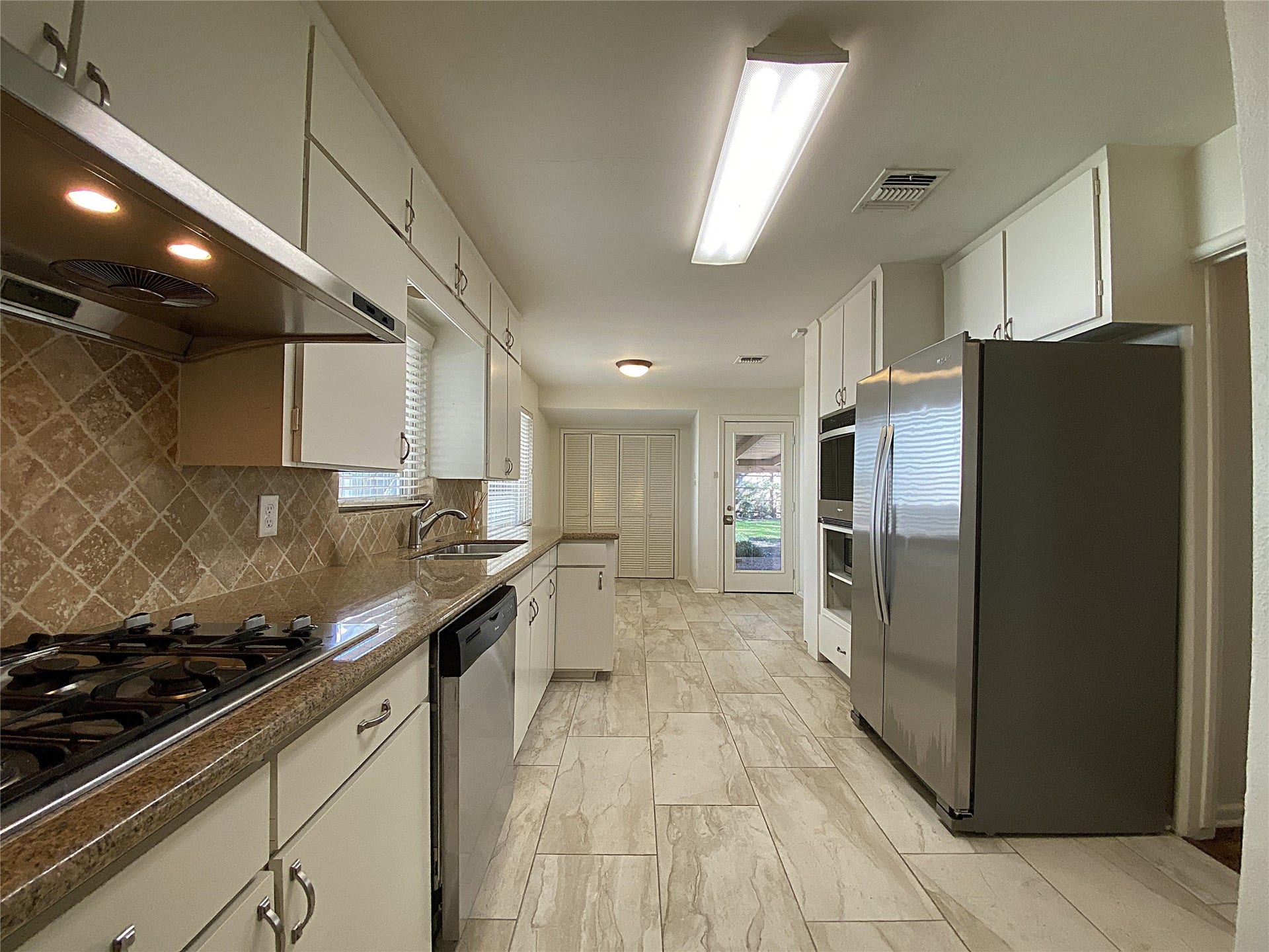 3207 Banbury Place, Houston, TX 77027 The spacious kitchen with lots of counter and cabinet storage.