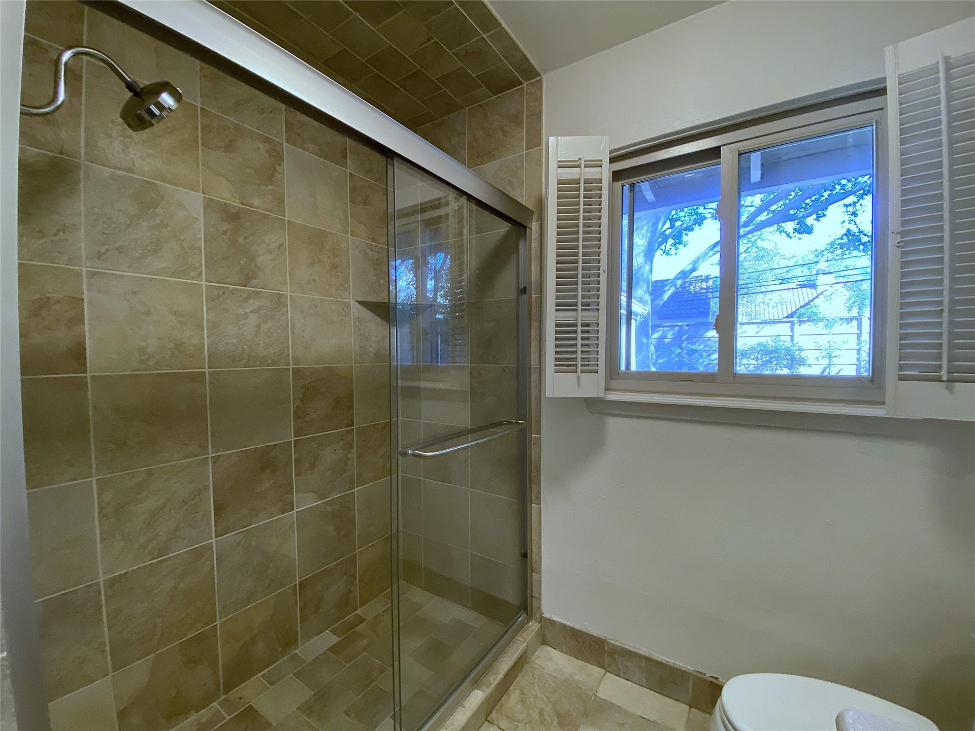 3207 Banbury Place, Houston, TX 77027 Nicely sized shower with tile surround